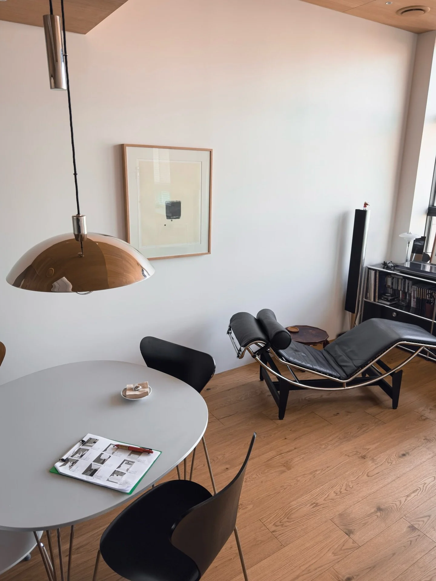 오전,오후, 그리고 저녁. 같은 공간이 시간의 흐름에 따라 다양한 표정을 가진 집.
그리고 시선이 길게 이어지게 하여 좁아보이지 않는 작은 공간.

A space that feels different, shaped by changing light.
A design that draws the eye through it, so even a compact space never feels confined :)