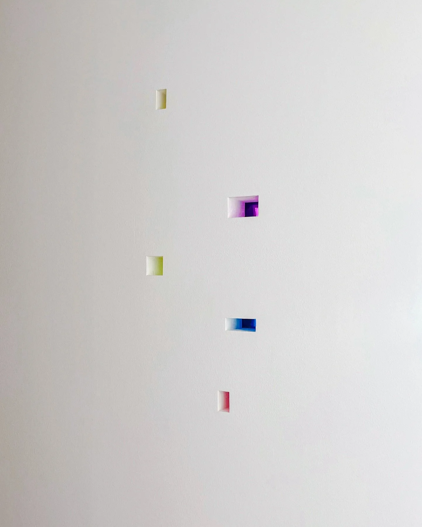 이 프로젝트는 스테인드 글라스와 자연광의 조화에서 영감을 얻으신 클라이언트분의 취향을 반영했습니다. 컬러 유리 블록을 활용해 빛의 흐름과 시간에 따라 달라지는 색채를 일상에 스며들게 했고, 그렇게 이 공간은 하나의 갤러리 벽처럼 감각적으로 완성되었습니다.

For this project, we captured the client's vision inspired by the harmony of stained glass and natural lig