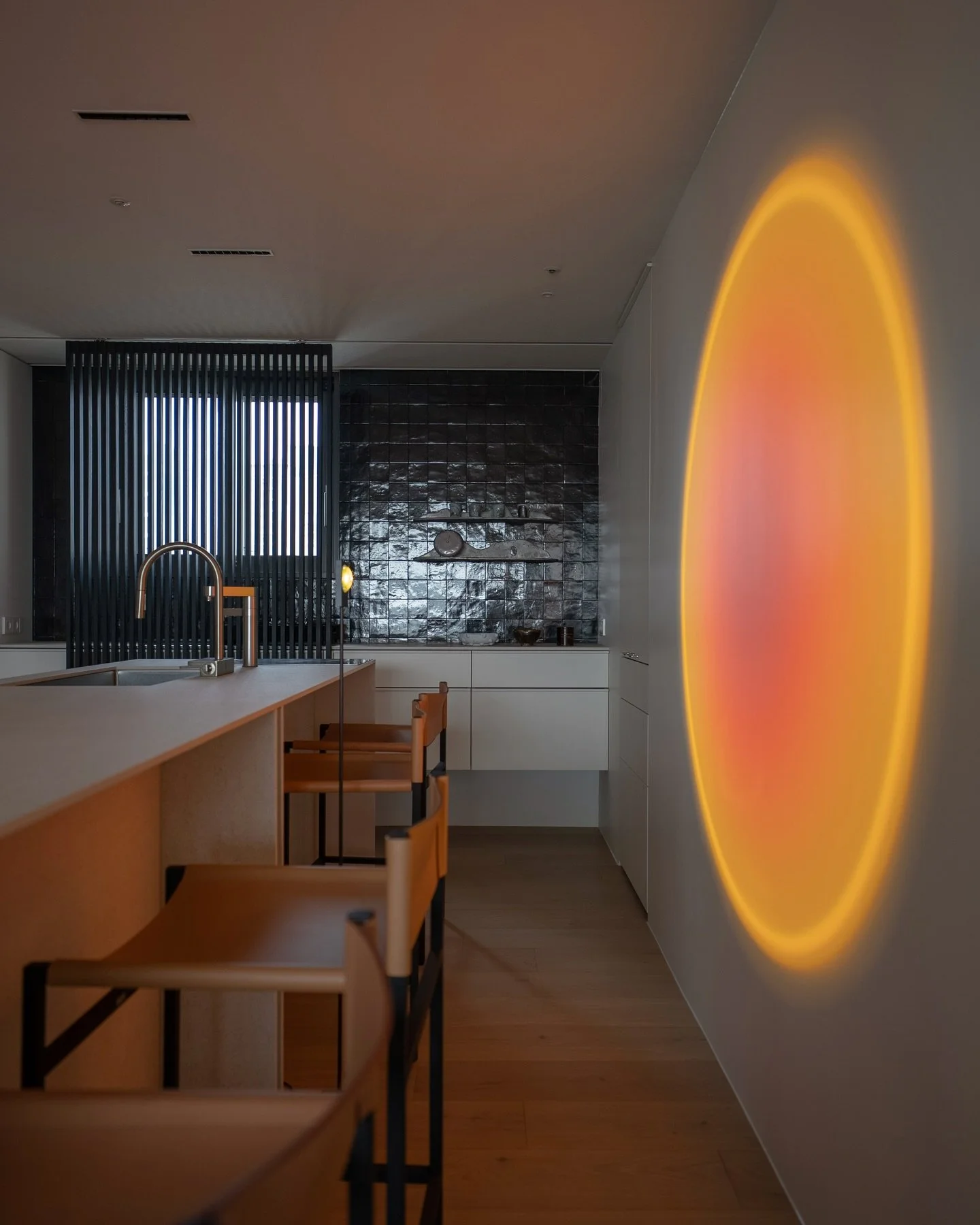 감성 다이닝 공간은 클라이언트의 취향이 담긴 빛으로 마무리된다

Light that reflects the client&rsquo;s taste completes the dining space :)