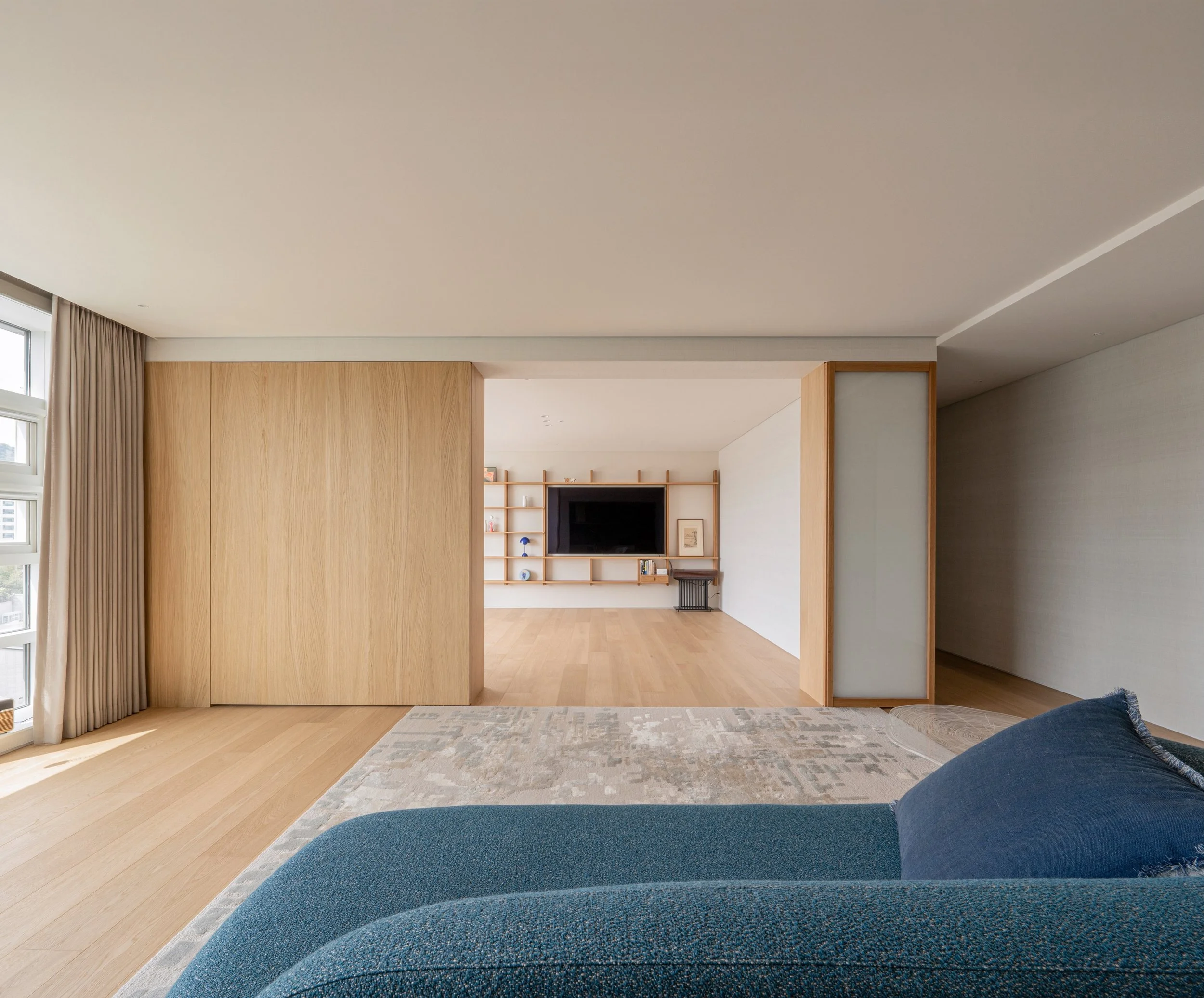 공간의 분리와 깊이감의 확장, 슬라이딩 도어 하나로 달라지는 공간의 흐름

A single sliding door that redefines space, depth, and flow

프로젝트 #경희궁의아침