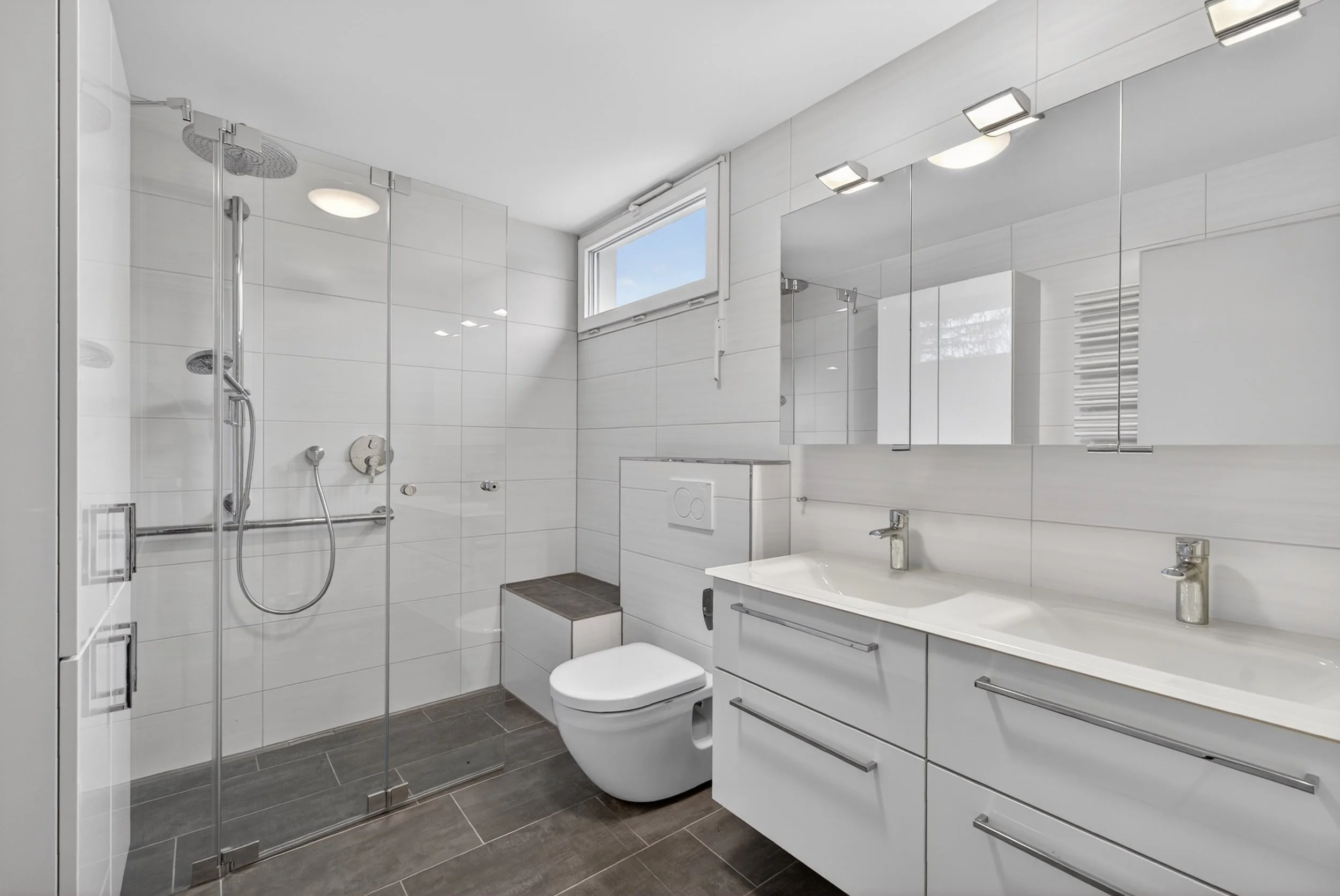 bathroom upstairs.jpg