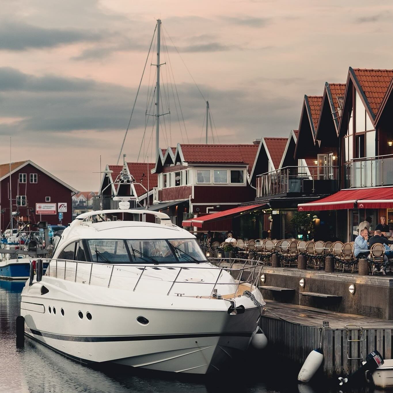 Gl&ouml;m inte er mamma p&aring; morsdag❤️

Kom och fira detta hos oss! 
Vi har valt ut era favoriter och satt ihop en trevlig morsdagmeny💕

F&ouml;rr&auml;tt: Klassisk Toast Skagen 

Varmr&auml;tt: Sm&ouml;rstekt torskrygg med
brynt sm&ouml;r, r&au