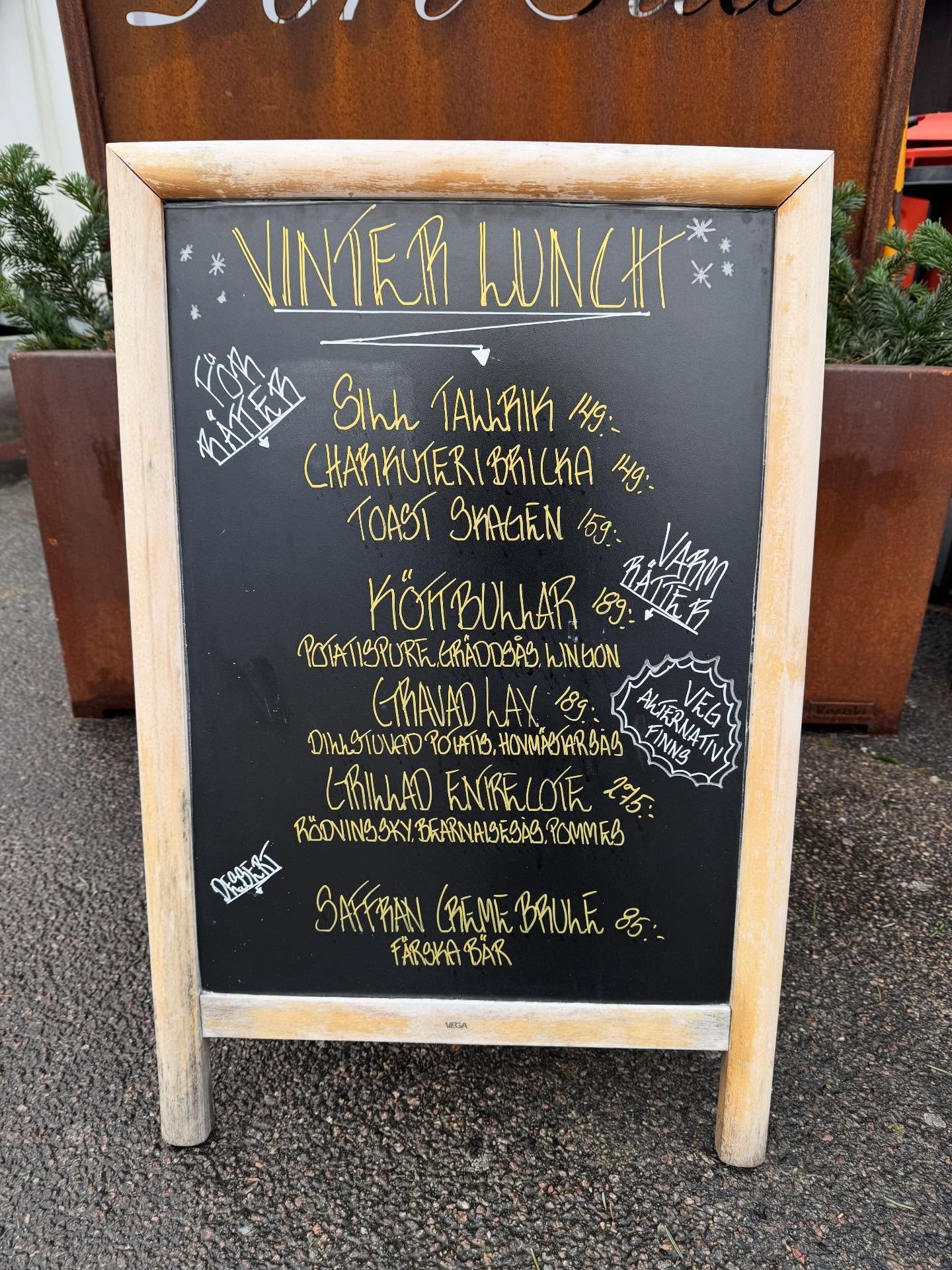 Ni har v&auml;l inte missat att vi serverar vinter lunch hos oss?🎄

Passa p&aring; att bes&ouml;ka julmarknaden vid Sk&auml;rhamns torg f&ouml;r att sedan avnjuta en lunch hos oss!

✨ Det finns dessutom fortfarande n&aring;gra platser kvar till kv&a