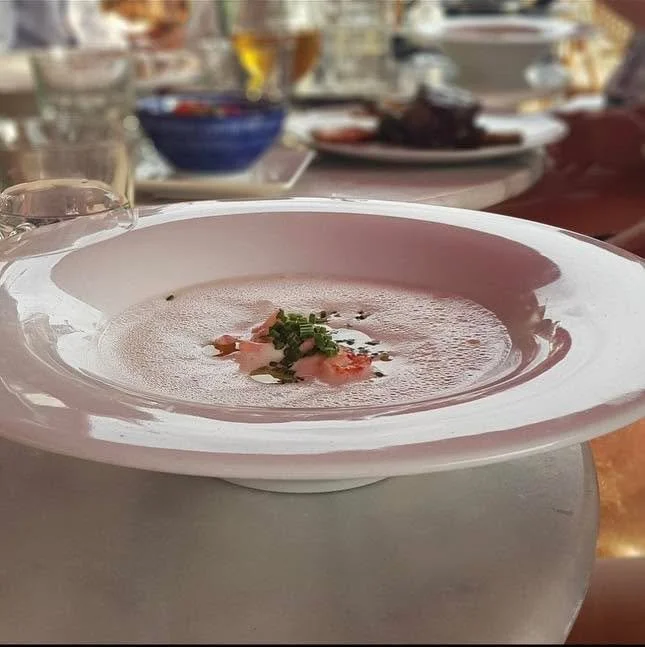 Solen skiner och vi har &ouml;ppet fr&aring;n 18.00 i kv&auml;ll &ndash; kom f&ouml;rbi f&ouml;r en god bit mat eller n&aring;got svalkande i glaset! ☀️
Imorgon h&aring;ller vi &ouml;ppet fr&aring;n 12.00 och hela dagen/kv&auml;llen l&aring;ng.
S&oum