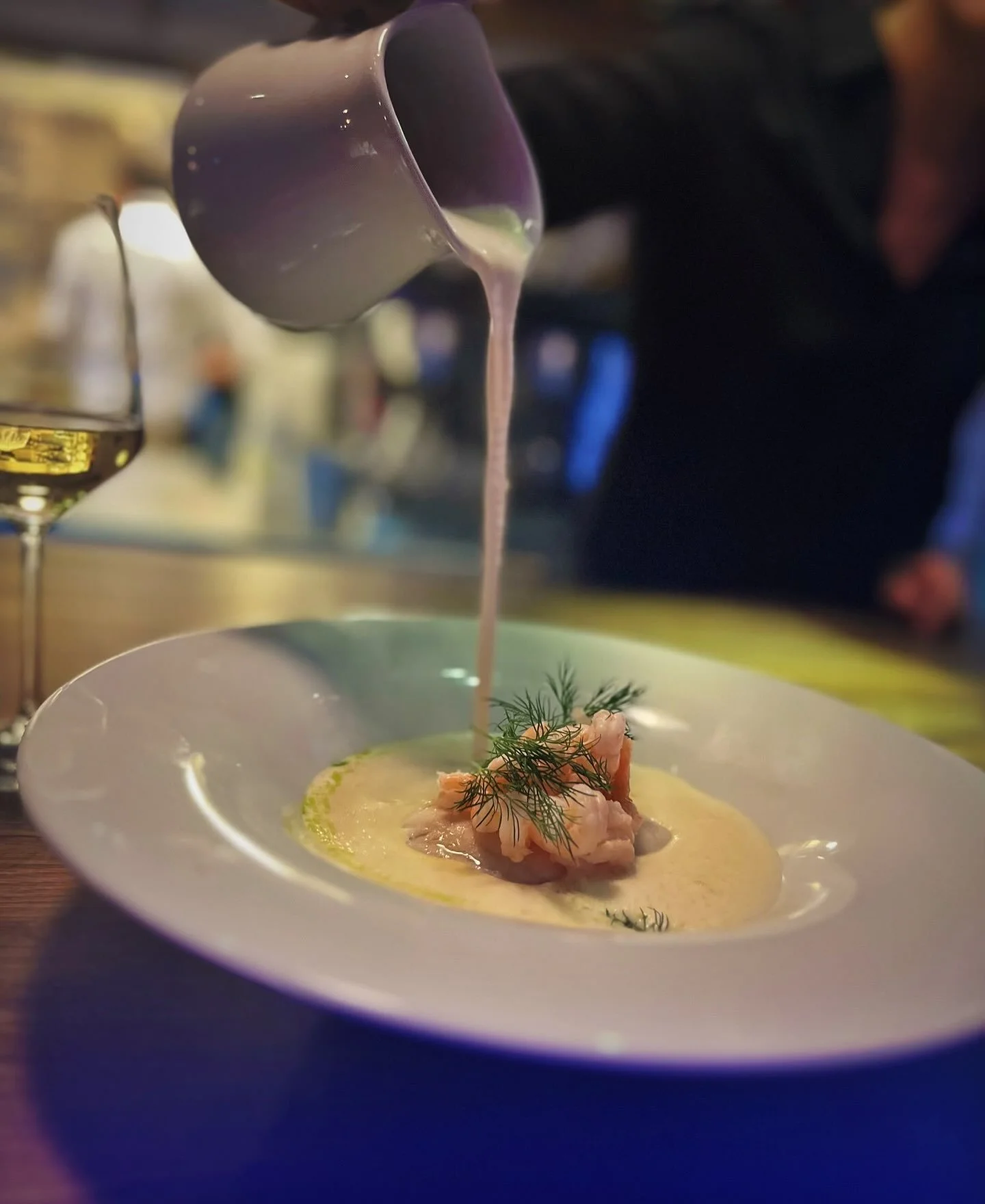 V&aring;ra &ouml;ppettider den h&auml;r veckan:

Onsdag: 17.00 &ndash; sent
Torsdag: 12.00 &ndash; 20.00
Fredag: 12.00 &ndash; sent
L&ouml;rdag: 12.00 &ndash; sent
S&ouml;ndag: &Ouml;ppet f&ouml;r lunch

Det h&auml;nder grejer i k&ouml;ket &ndash; de