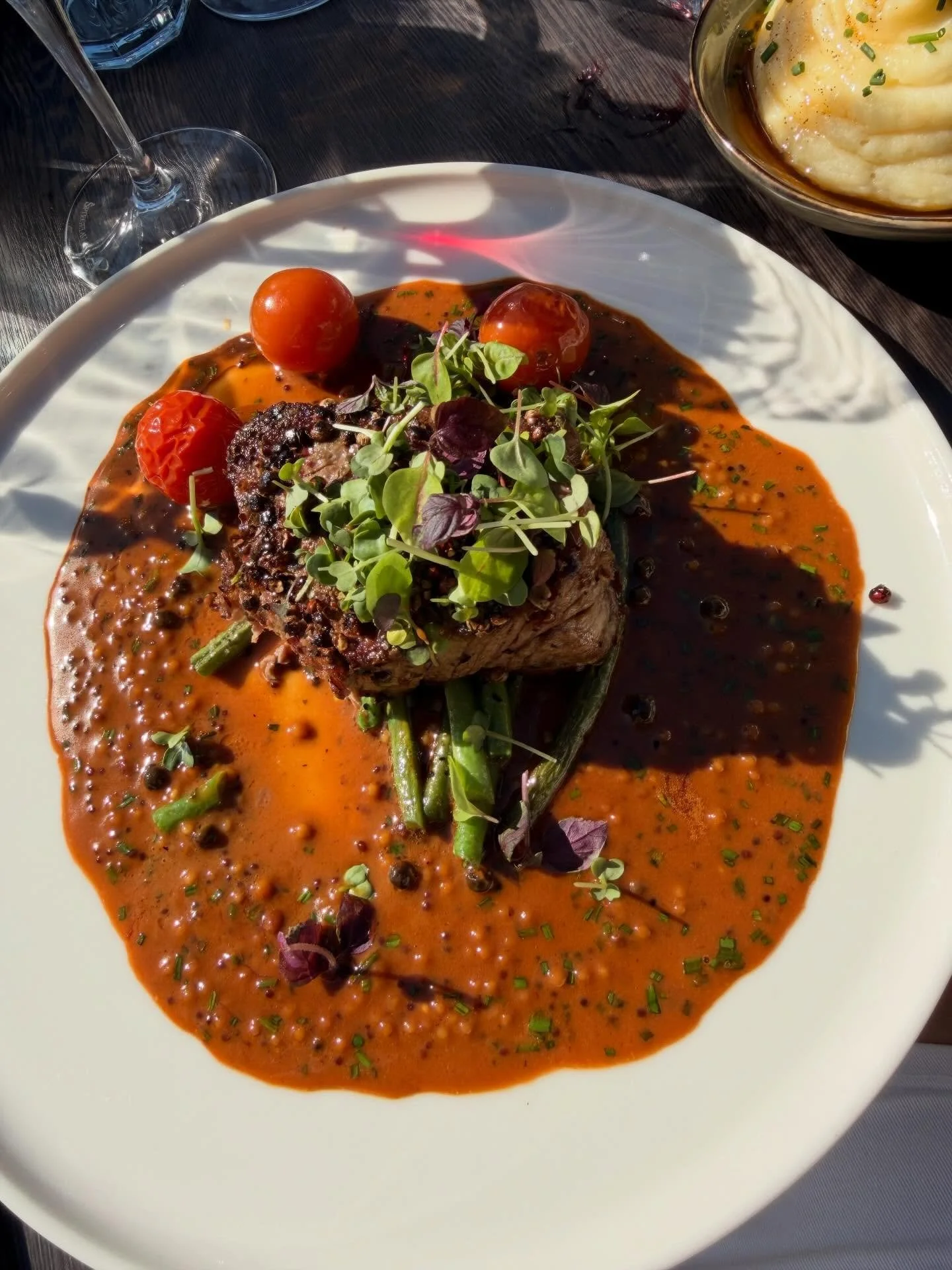 Denna helgen har vi f&aring;tt in nya r&auml;tter p&aring; menyn! 

Flamberad pepparstek med gr&ouml;npeppars&aring;s, sm&ouml;rstekta haricots verts, &ouml;rtconfiterad tomat och potatispur&eacute;

Sotad tonfisk med gurkvin&auml;grett, picklad jala