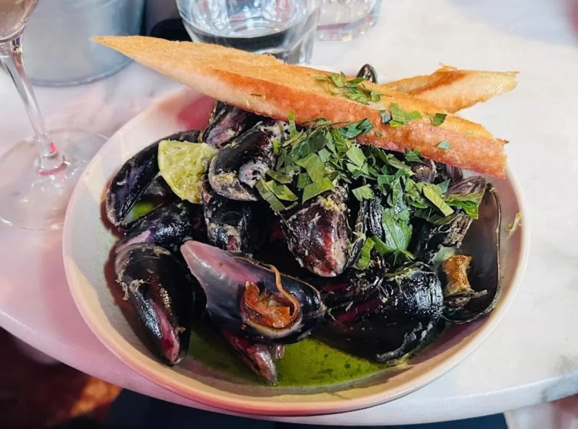 P&aring; fredag har vi AW 🥂

Mellan 17.00&ndash;18.30 serverar vi moules frites eller steak frites, inklusive dryck, f&ouml;r 249:-.

Under AW&rsquo;n spelar DJ Niklas Feldt p&aring; v&aring;r terrass och s&auml;tter st&auml;mningen f&ouml;r helgen!