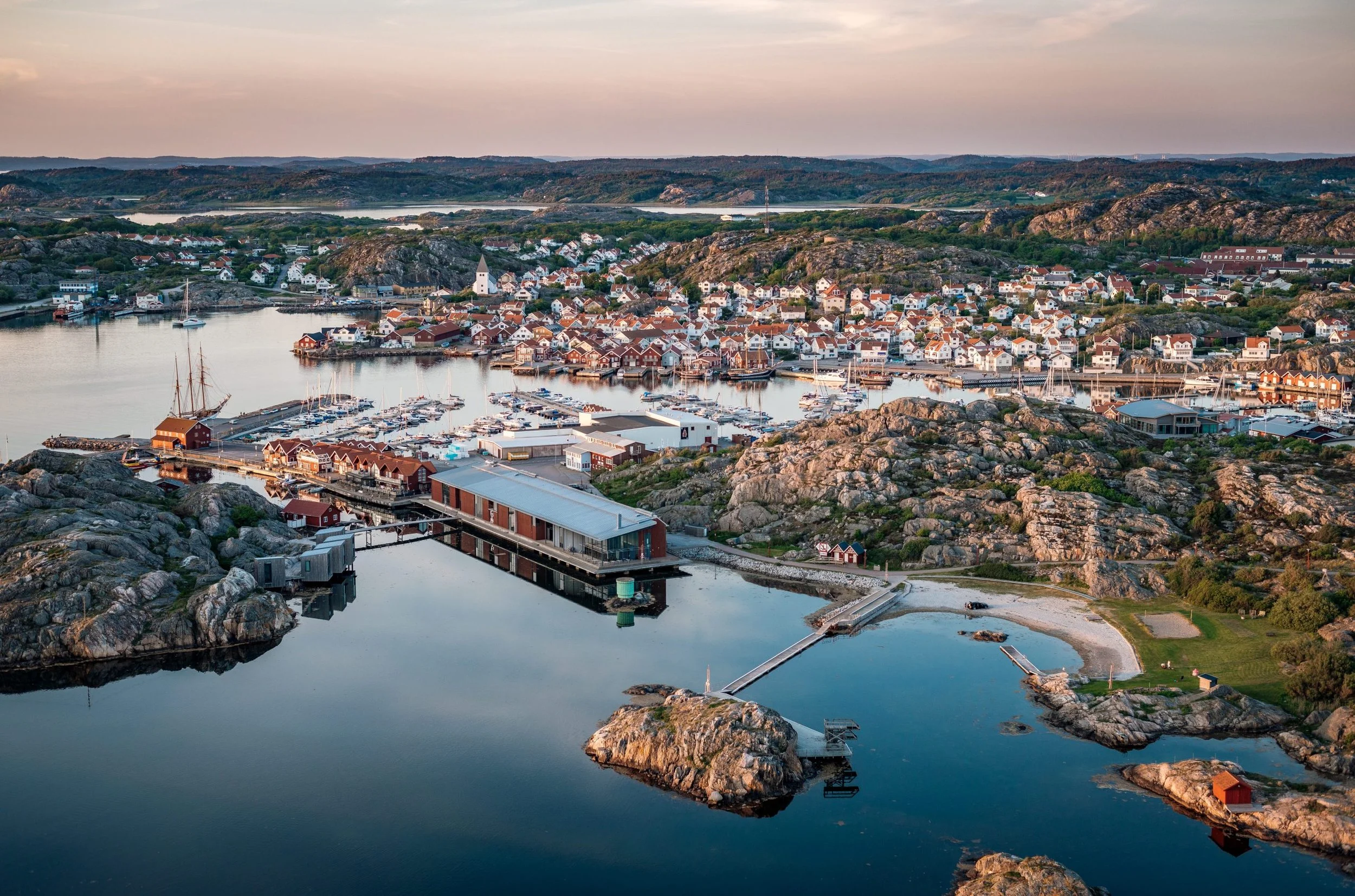 Drönarbild över Bistro Port Sud i Skärmhamn på Tjörn