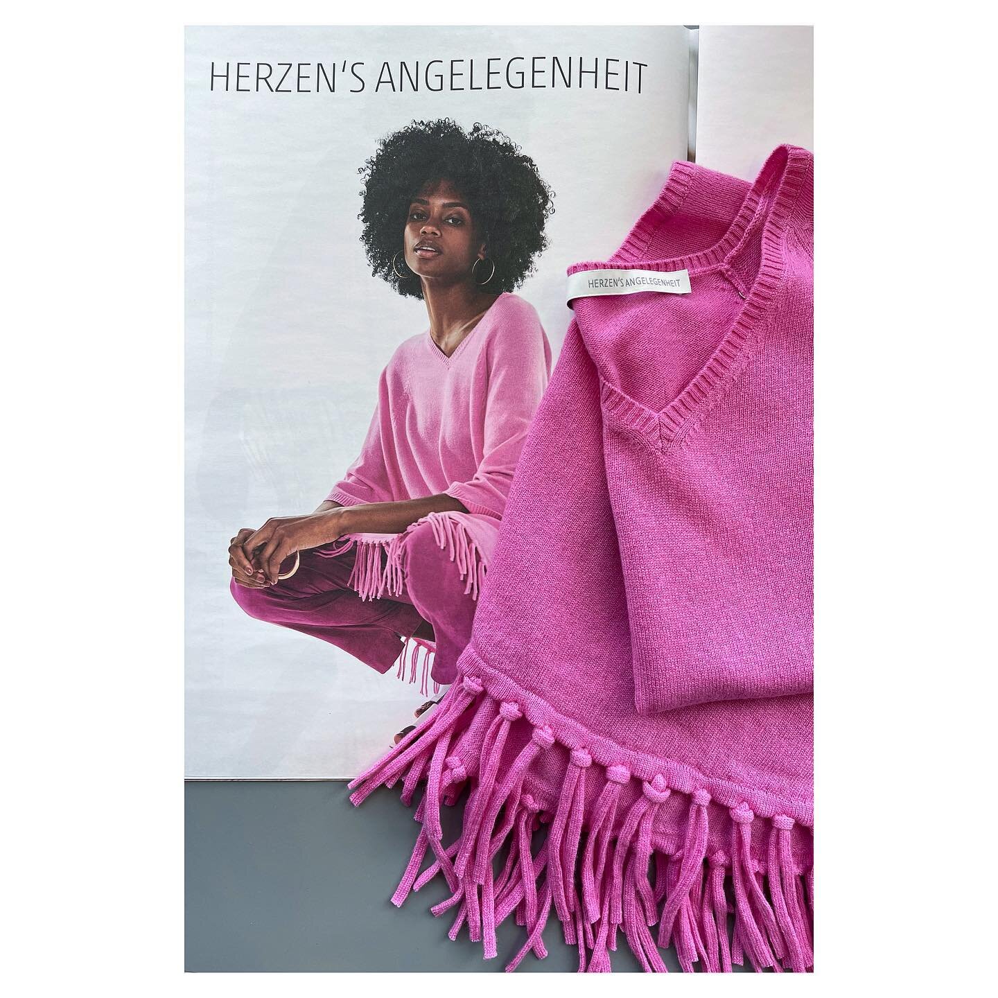 Fringed Knitwear: kuschelige Pullover aus Strick bekommen jetzt raffinierte Fransen-Details.

#fringedknit #pink