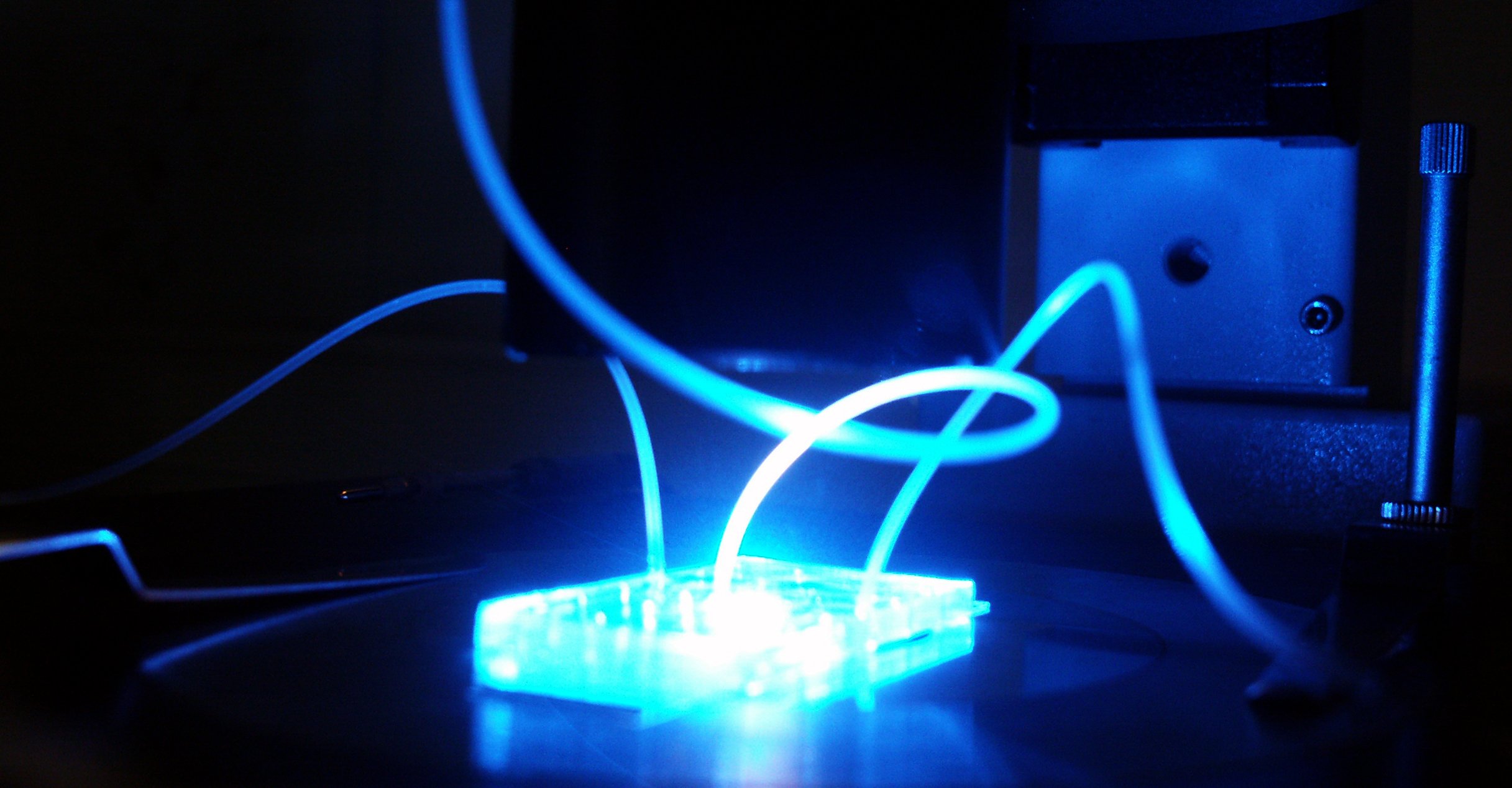 Microfluidic device on an inverted microscope
