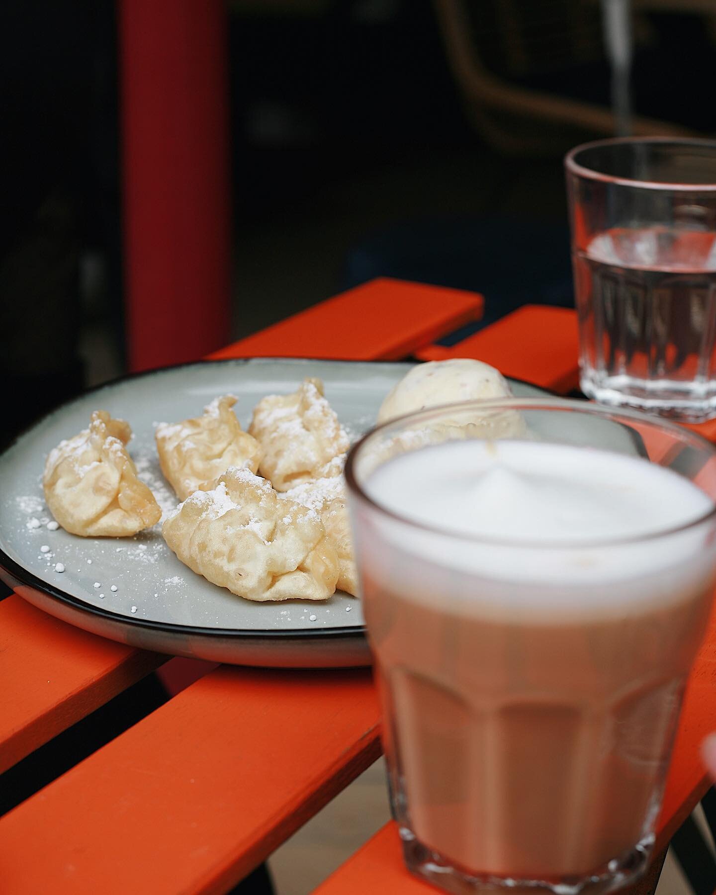 Chaud pour un Latte avec des gyoza fourr&eacute; aux pommes et une boule de glace vanille de Madagascar maison?? 
#latte #restaurantparis #brunch #glace #gyoza #food