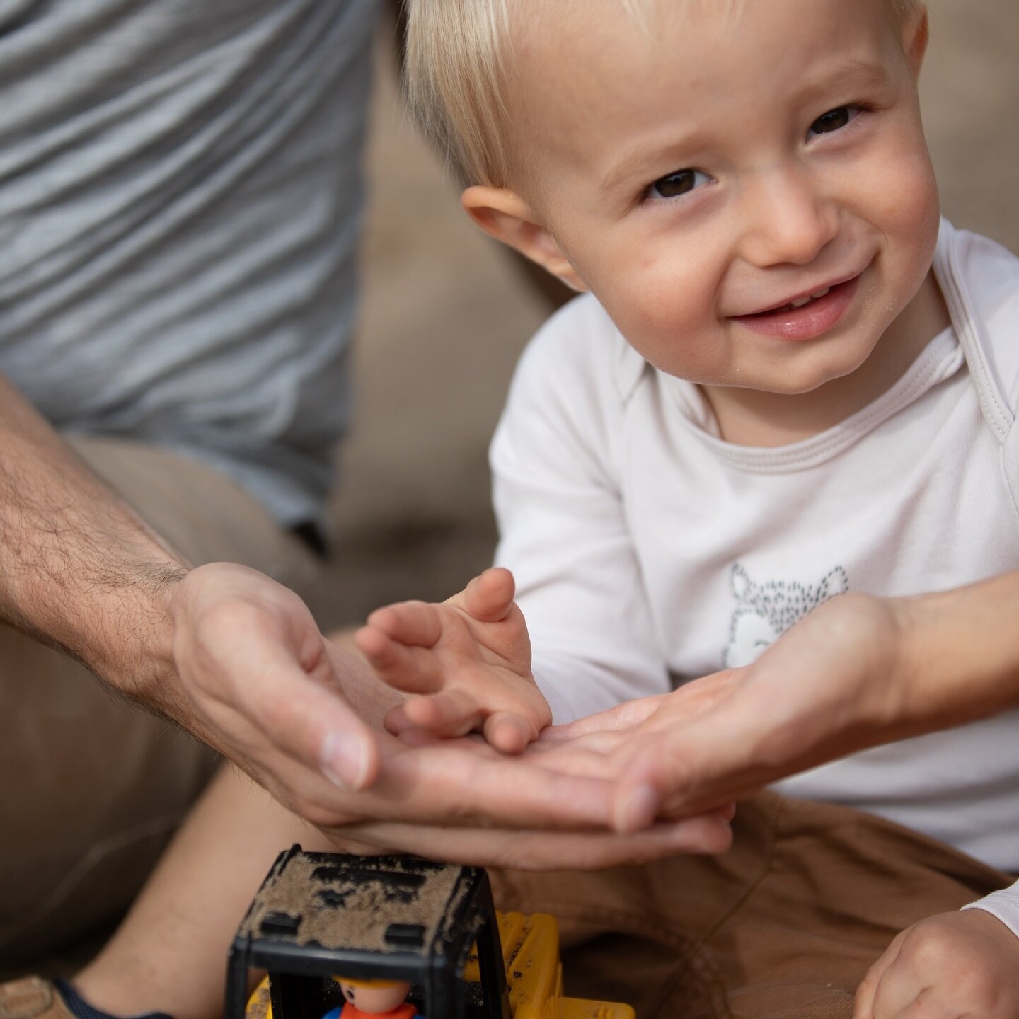 Hand in Hand ein Leben lang🥰

#familie #family #fun #togetherforever #makingmemories #familienshooting #familyshoot #familytime #familyfirst #familyphotography #spielenimsand #familienzeit #love #liebe #bestparentsintheworld #elternsein #parentslove