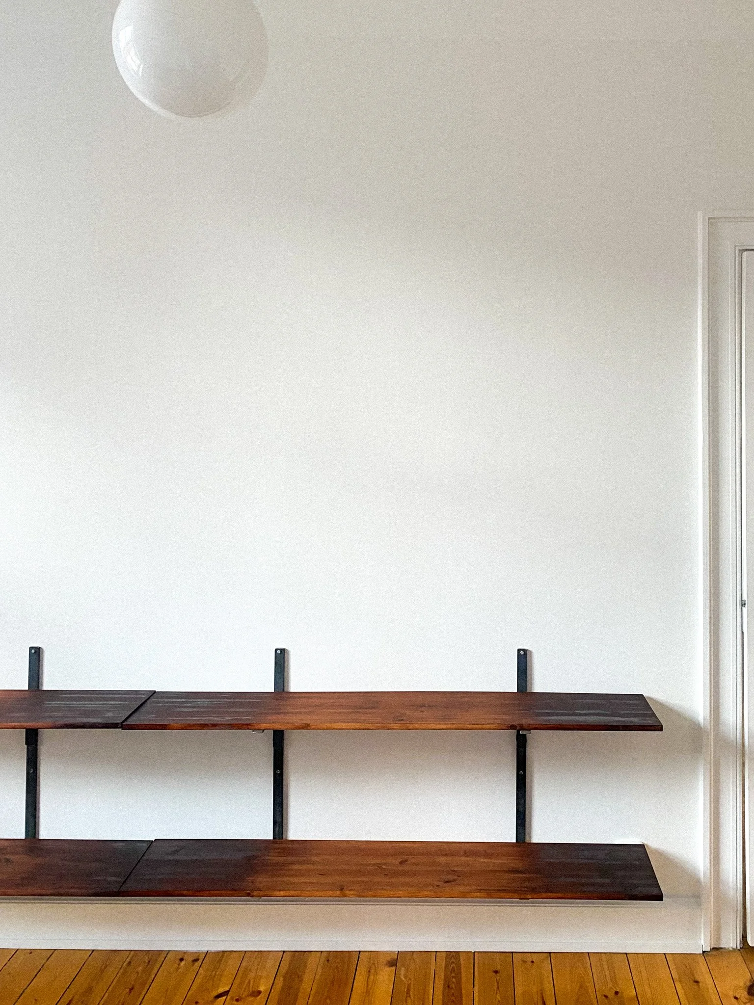 Hyllkonsolleri råstål. Hyllplan målade i Ottossons färgmakeri linolja, bränd umbra.