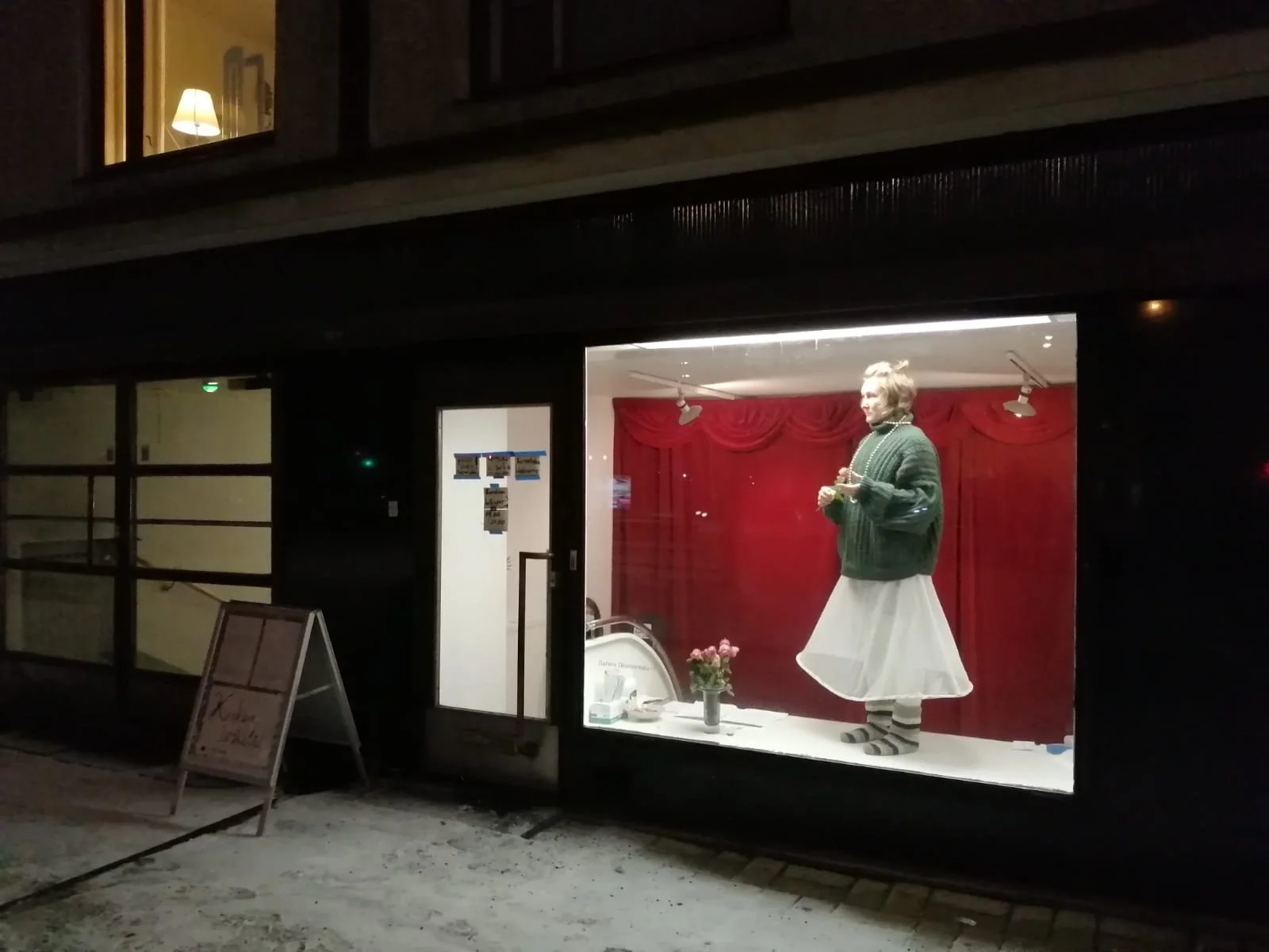 A RANDOM WHISPER in gallery Oksasenkatu 11 (Helsinki, 2021). 

Co-created with Aino Johansson to be set in her exhibition “In the Middle of Everything and All” 