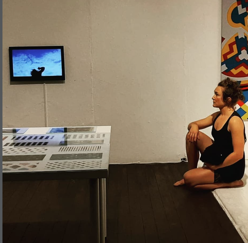 DESCANSOS at Quantum Critic, International Contemporary Art Exhibition, curated by Gallery Myymälä2 (Helsinki & St Petersburg, 2020).

A video performance with a live component at Gallery Myymälä2, co-created with Maria Bayat
