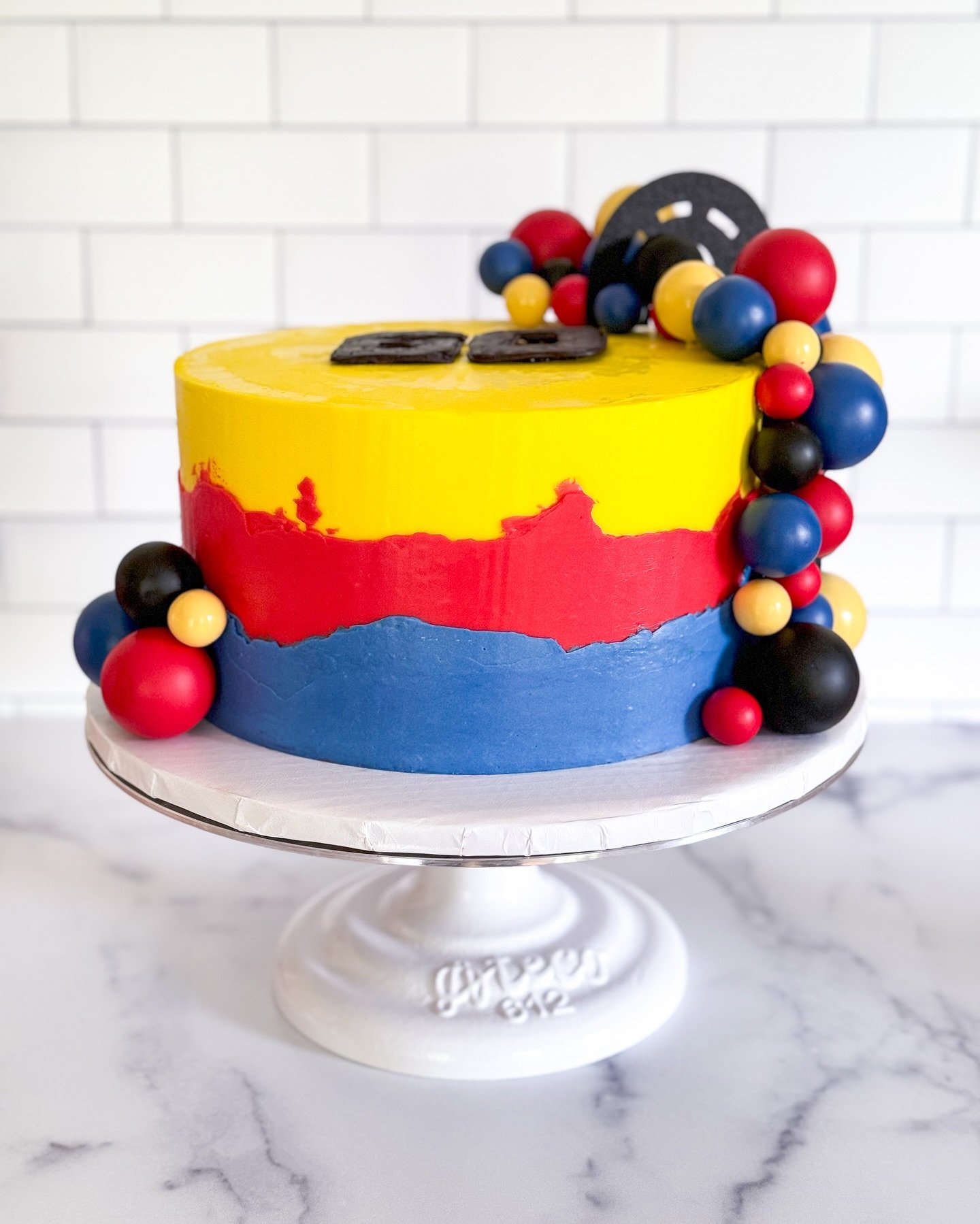 And now for something a little different! A NASCAR inspired 60th birthday cake. 

I&rsquo;ve been having so much fun doing more cakes recently! 

#cakedecoration #cakedesign #bakersofinstagram #customcakes #homebaker #cake #cakedecorating #cakedecora