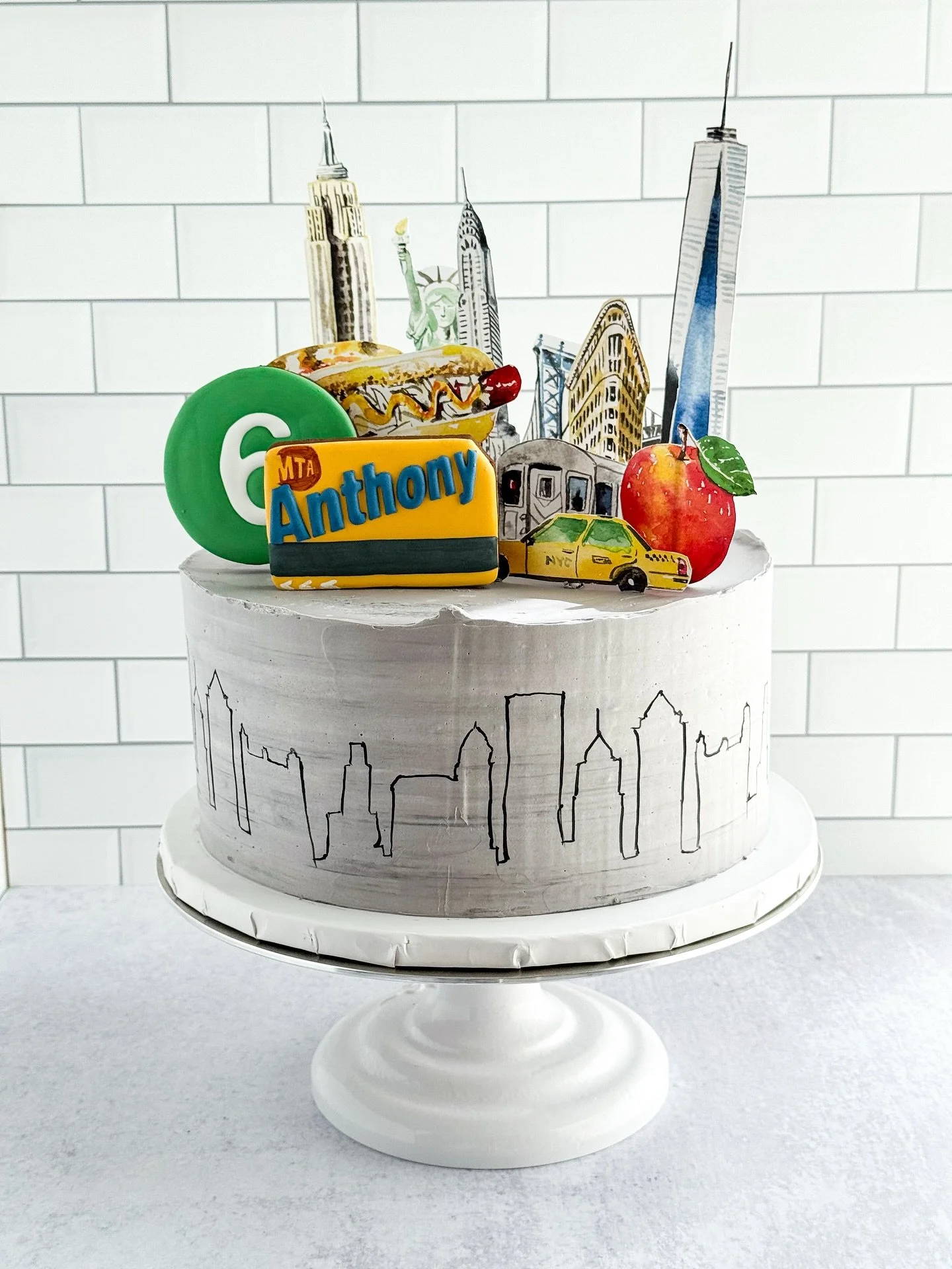 I may not currently be taking custom orders, but lucky for your Instagram feed I&rsquo;ve still got lots of photos I haven&rsquo;t shared! 

This 6 year old having a NYC themed birthday party was one of my favorites ever. 

Hand painted cake and a mi