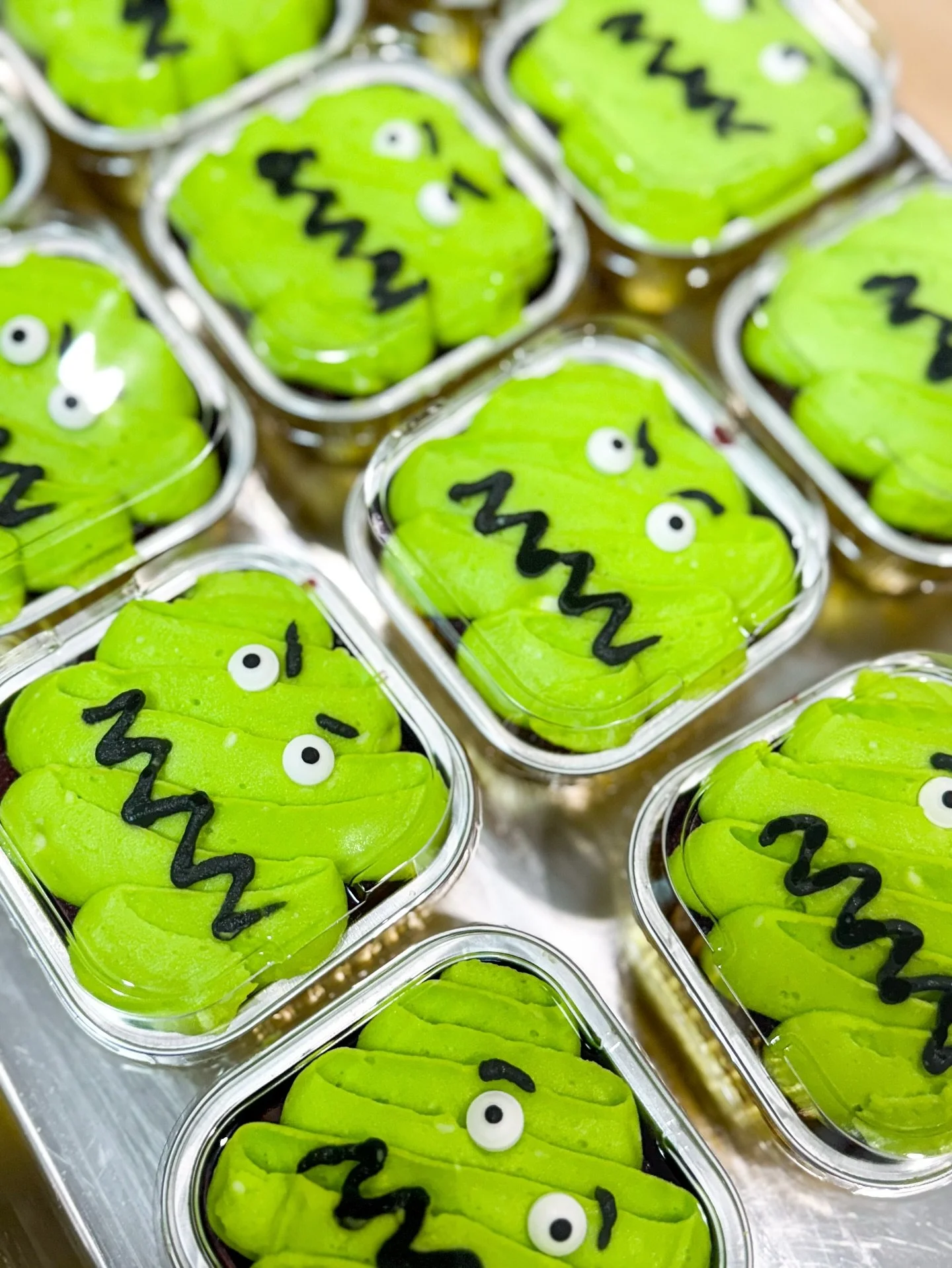 AAAAH! Something horrible happened to our walking cakes last night and they transformed into 🎃MONSTER CAKES🎃 Red Velvet cake insides for the perfect spooky feeling! 

Come see for yourself at @simsburymeadows Spooktacular today from 1-5! 

(Not rea
