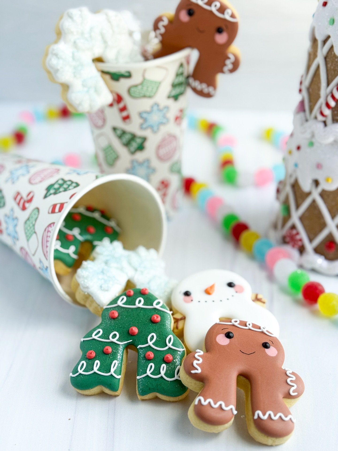 Ready for your first sneak peek of this year&rsquo;s Christmas cookies? 

Presenting- the 2025 mug hugger set! 4 Vanilla Almond cookies inside of these adorable coffee cups. Makes a perfect gift. Only available at @lostacresvineyard holiday farmer&rs