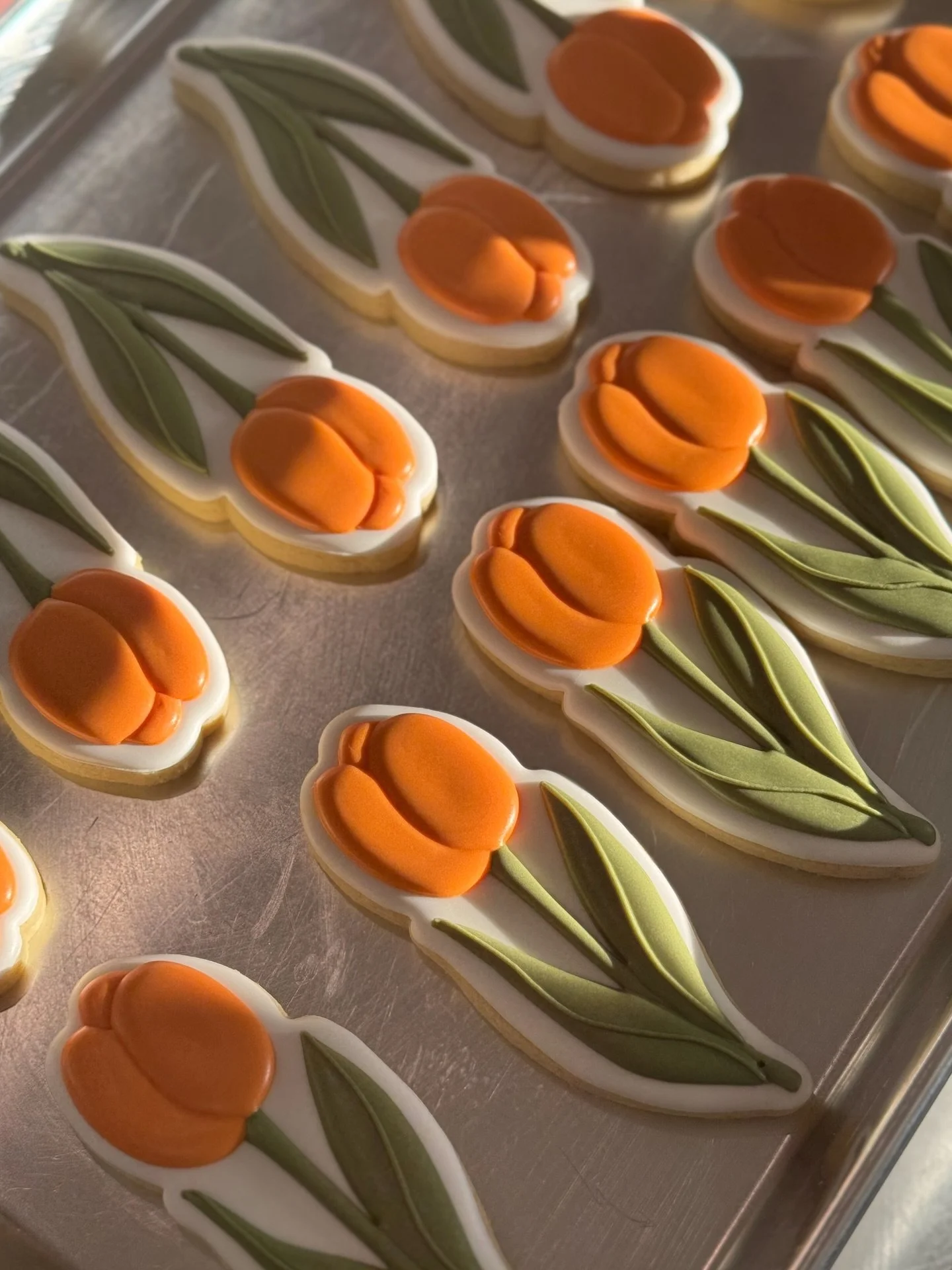 Tulips at golden hour ✨

A little sneak peek for my pop-up at @bloomsoflostacres this Saturday! 

#tulips #granbyct