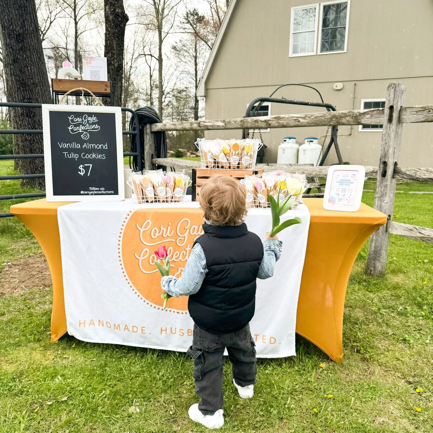 One more chance to grab tulip cookies today! 

I&rsquo;ll be back at @bloomsoflostacres at 2 PM! 

Come enjoy some sunshine, tulips, cookies, and wine. The perfect way to keep those Sunday scaries at bay!