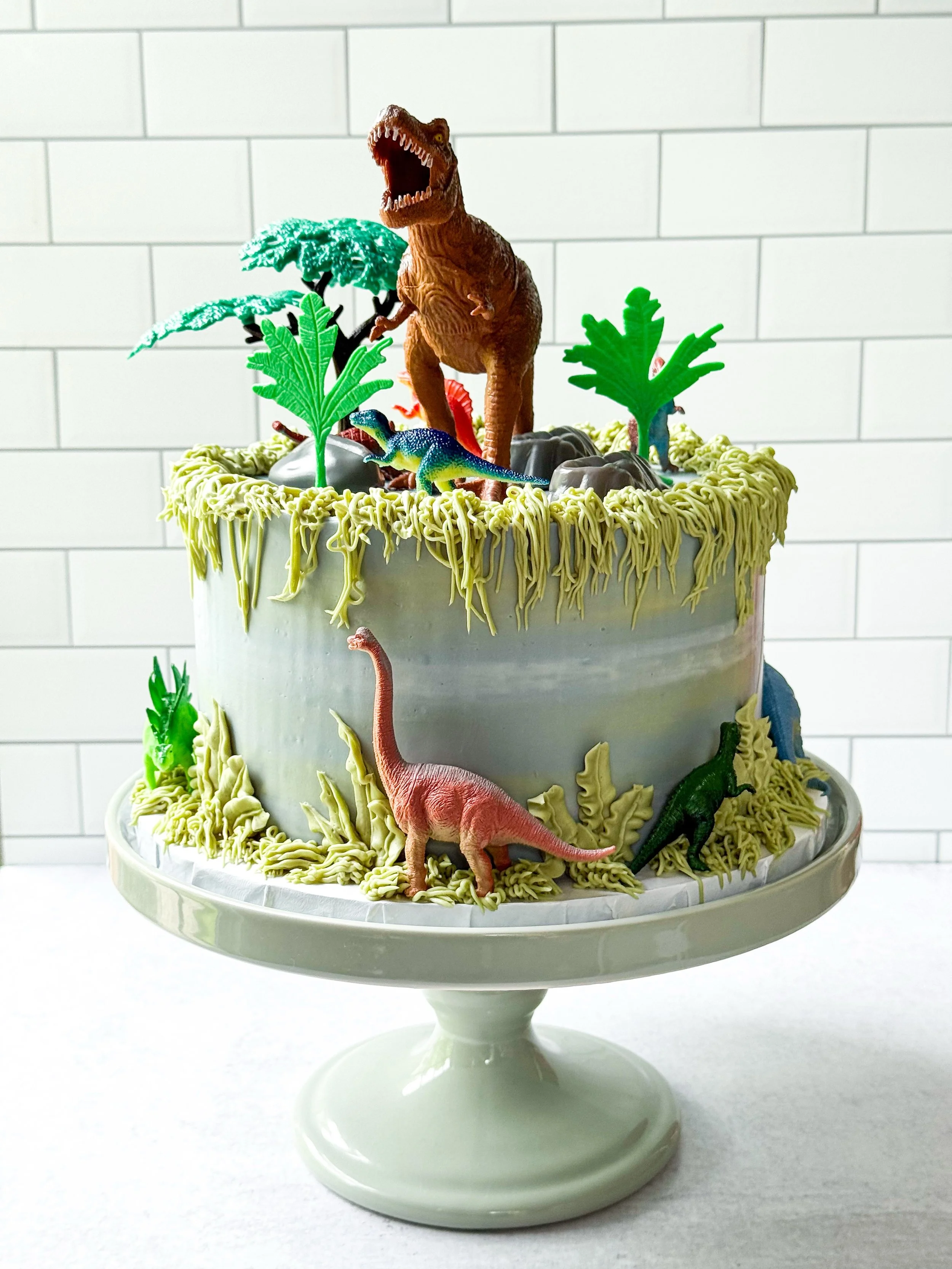 Explaining to my 2 year old that this Dino cake wasn&rsquo;t for him- a near impossible task 🦖

#cakesofig #buttercreamcakes #dinosaurcake
