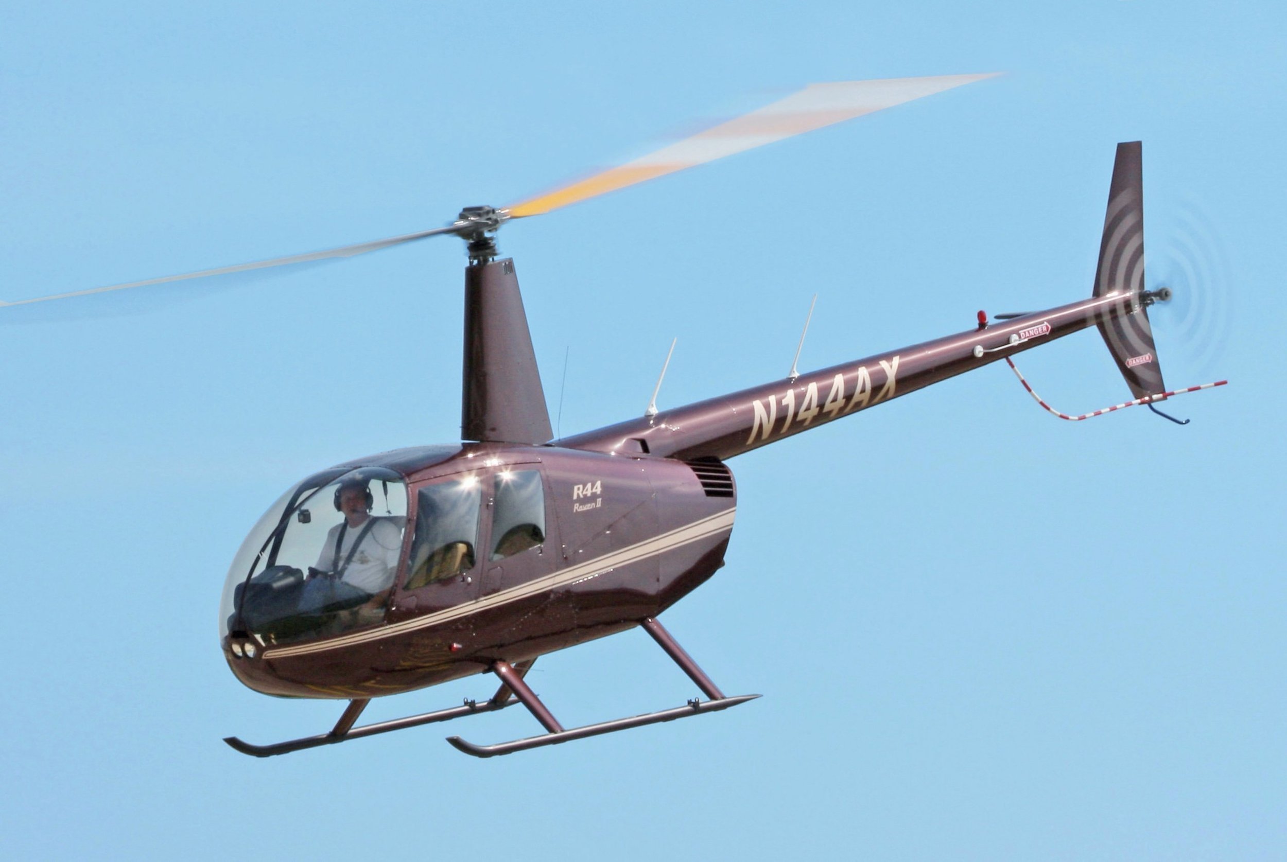 2560px-Robinson_R44_II_(cropped).jpg