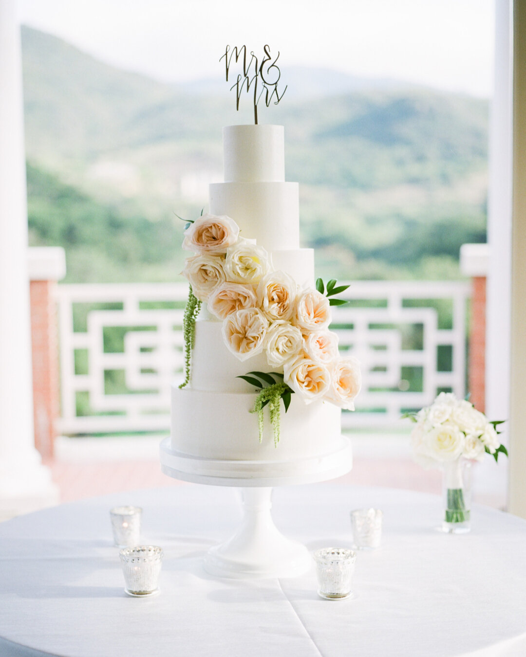 Calling all engaged couples! Here at Trina Schmidt Weddings, we want to help you create your dream wedding that is sweet as can be! 🍰⠀​​​​​​​​​.
.
Wedding Planner &amp; Designer: @trinaschmidtweddings
Photography: @lucasrossiphoto
Venue: @sherwood_c