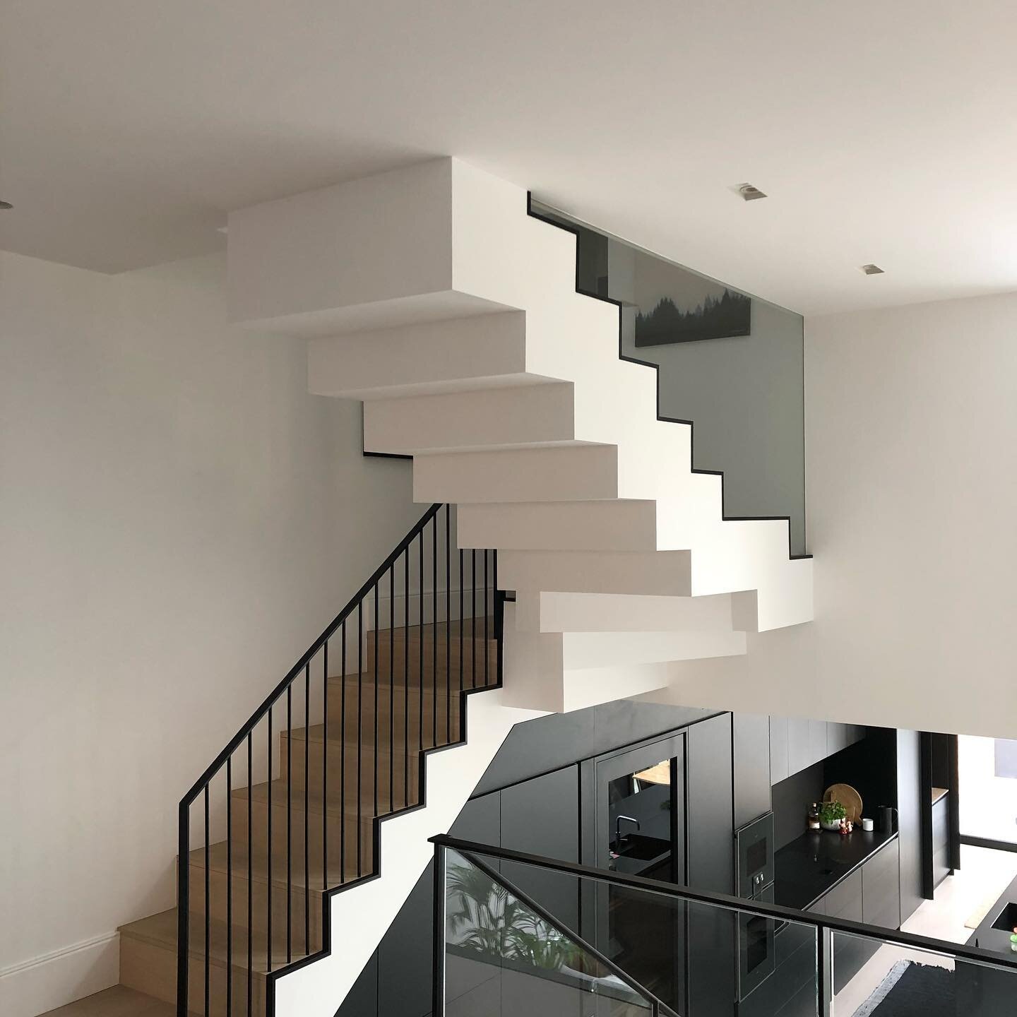 One of the completed projects by us  in Fulham.
Beautiful bespoke staircase design  credits to @jo_cowen_architects_ 
@kanddjoinery 
#bespoke#staircase #houserenovation #modernprojects #metalbalustrade #glass #stairsdesign #atentiontodetail #Fulham#f