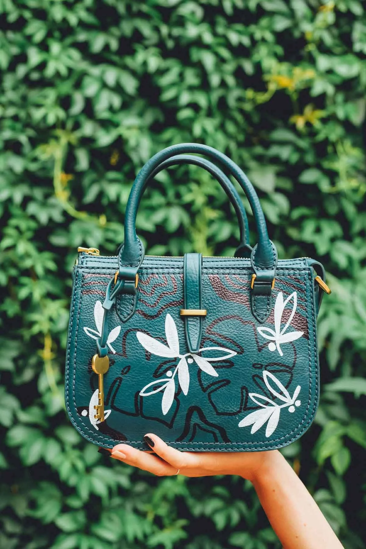 Fossil-tasche-livedrawing-paintedbag-luxurybrand-ekaterina-koroleva-kiki-posca-web.jpg