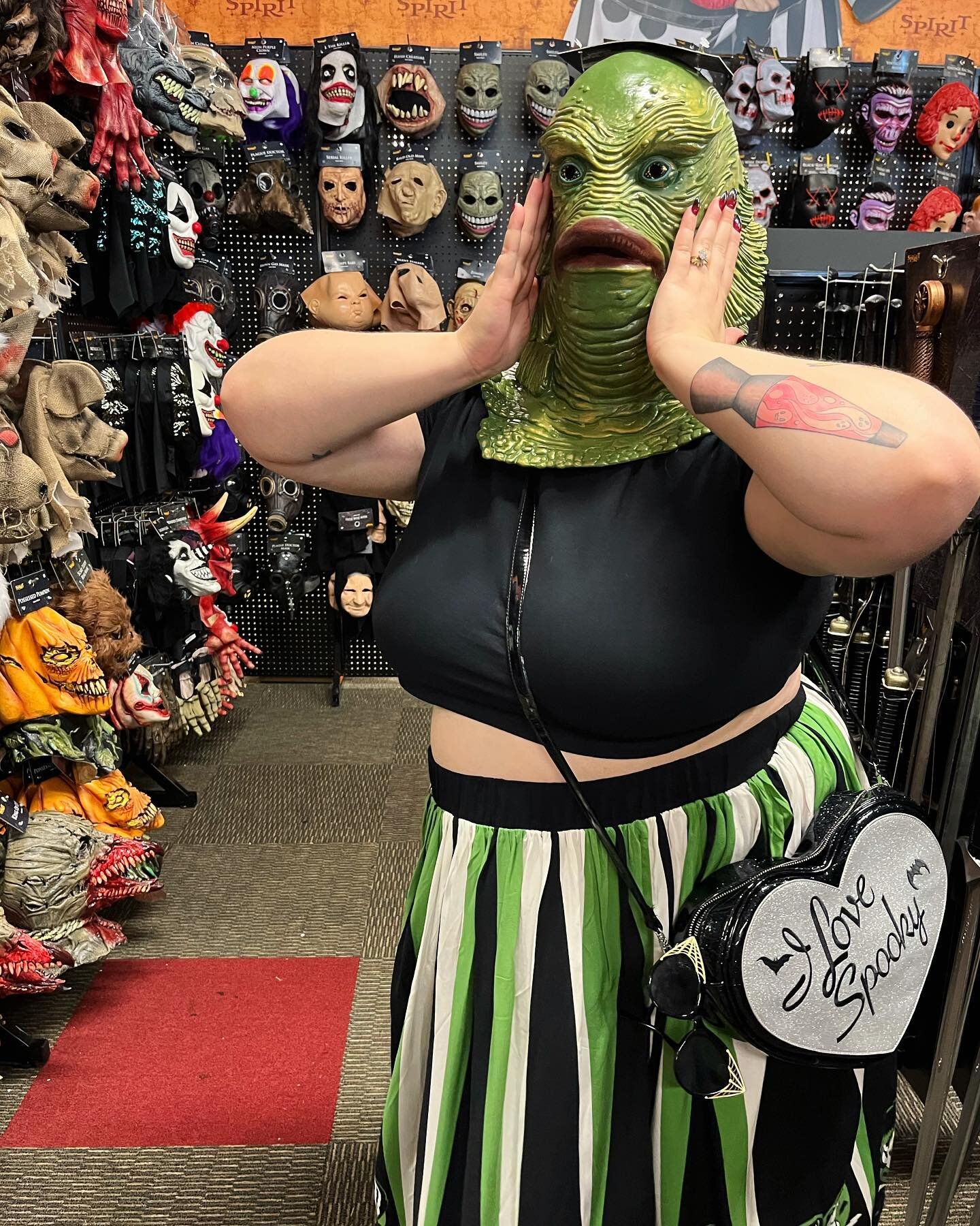 This creature has features 💅🏻🖤 I&rsquo;ve got a HUGE decor hunt video coming your way tomorrow! Can&rsquo;t wait to share it with you! 
.
.
.
#creaturefromtheblacklagoon #trickortreatstudios #universalmonsters #halloweendecorhunting #halloween2022