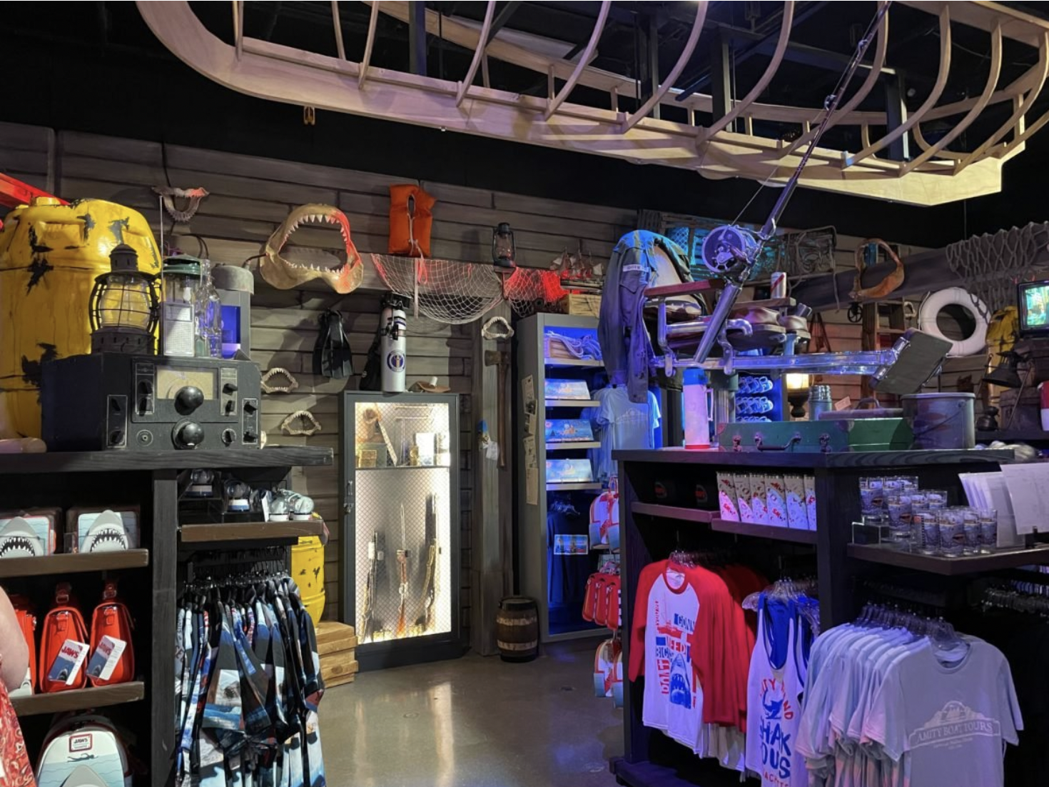 Video tour of Universal Orlando's Jaws themed summer tribute store 