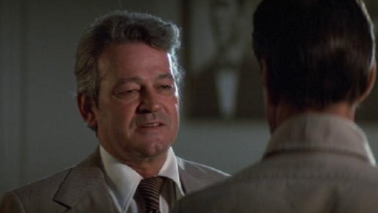 How the events of JAWS helped Larry Vaughn remain mayor in JAWS 2