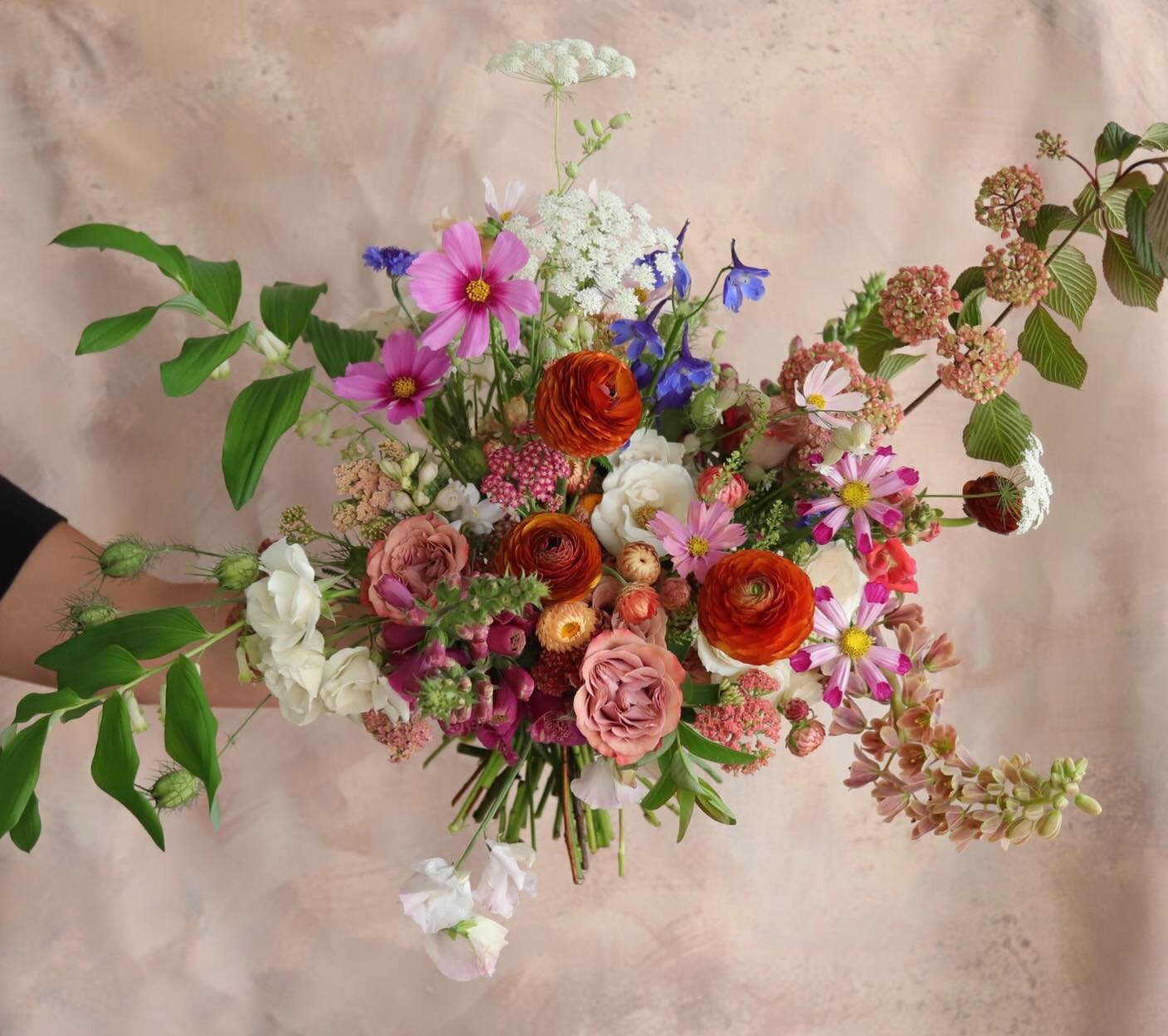 Late spring + early summer wildness for @erynshaffer yesterday. From the garden: cosmos, Queen Anne&rsquo;s lace, yarrow, foxglove, strawflower, nigella pods, silene, honeysuckle, cornflower