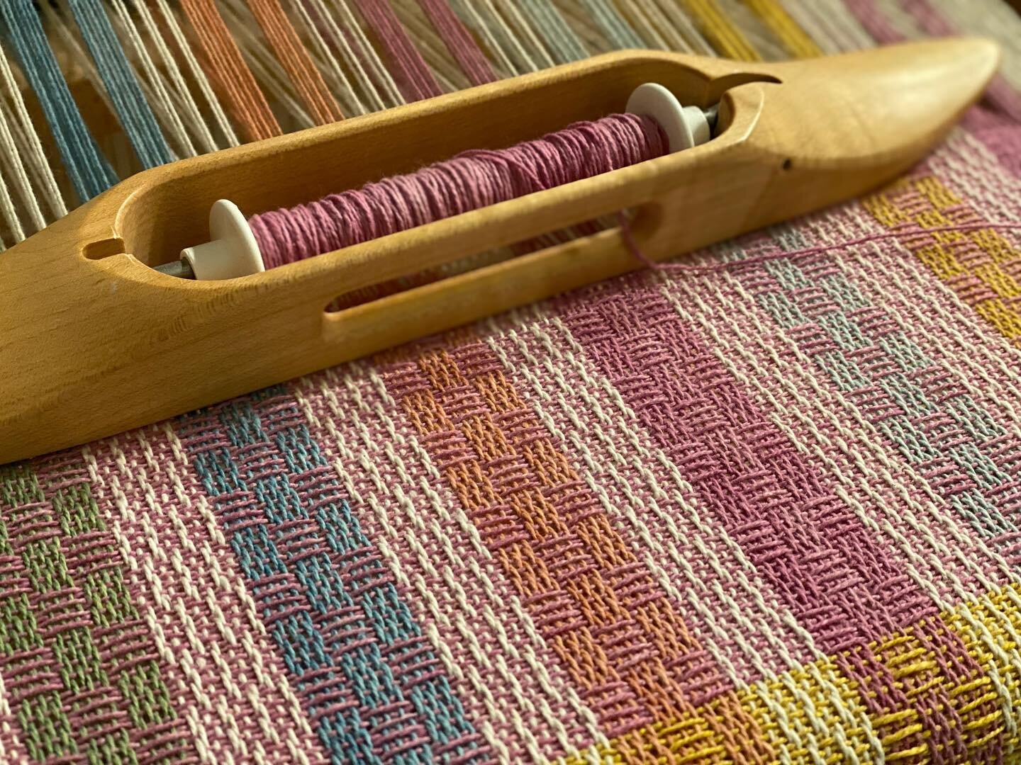 Color change. I&rsquo;m loving the rhythm of this weaving. 🧶 

This is towel 1 of the Friendship Towels pattern designed by @sarahjacksonhandwovendesign.  The yarn is 8/2 cotton naturally dyed by @mayanhands.