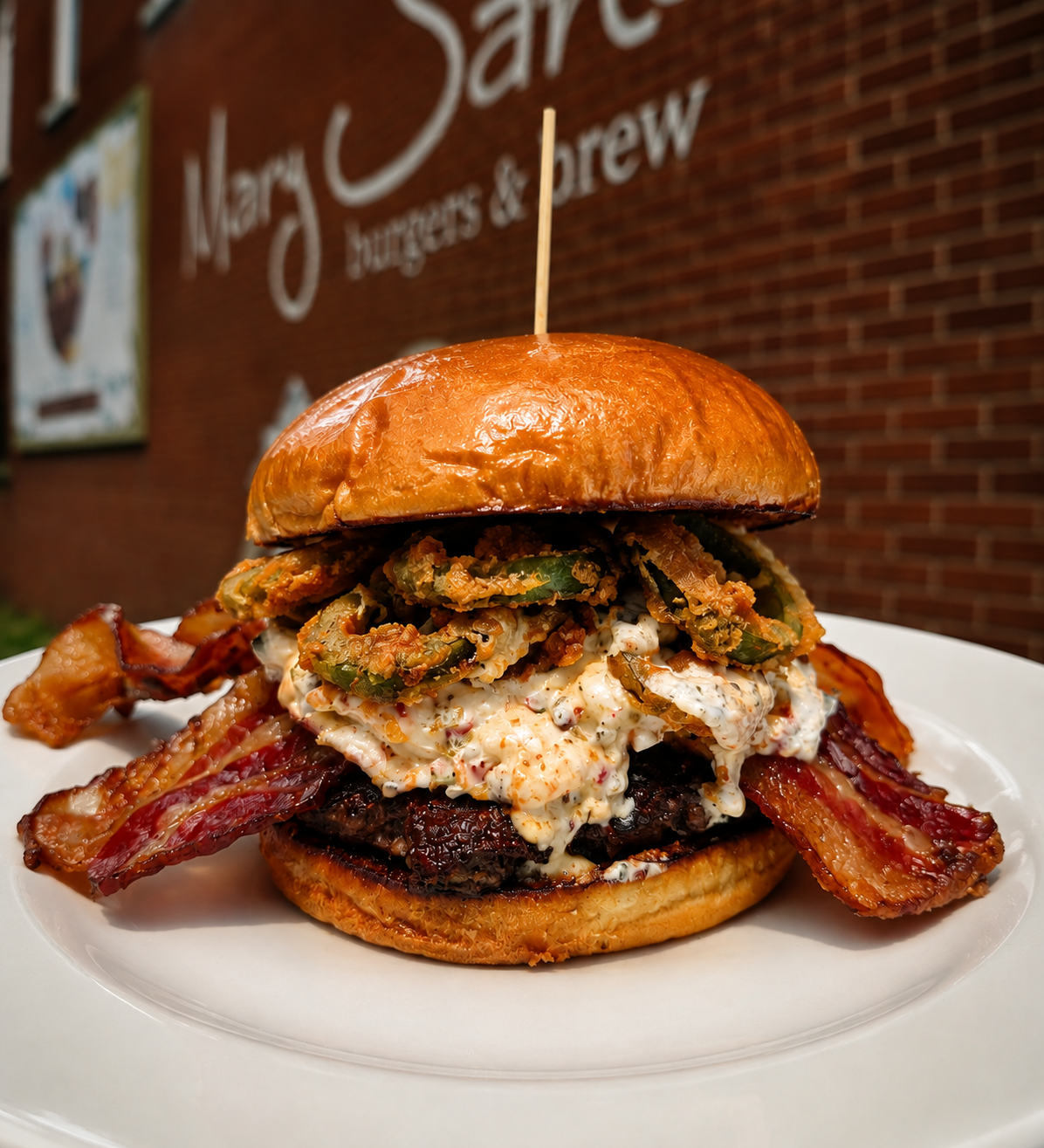MJ jalapeno popper burger
beef, cream cheese mix with diced japs. bacon bits, cheddar jack cheese. crispy bacon strips, fried japs, jalapeno ranch. on a Hawaiian bun.