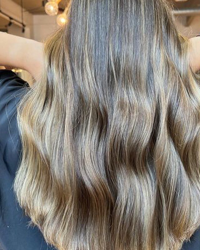 Sometimes less is more💫 it&rsquo;s crazy what a few balayage pieces can to do change your whole look! 
Stunning baly by @savwhair