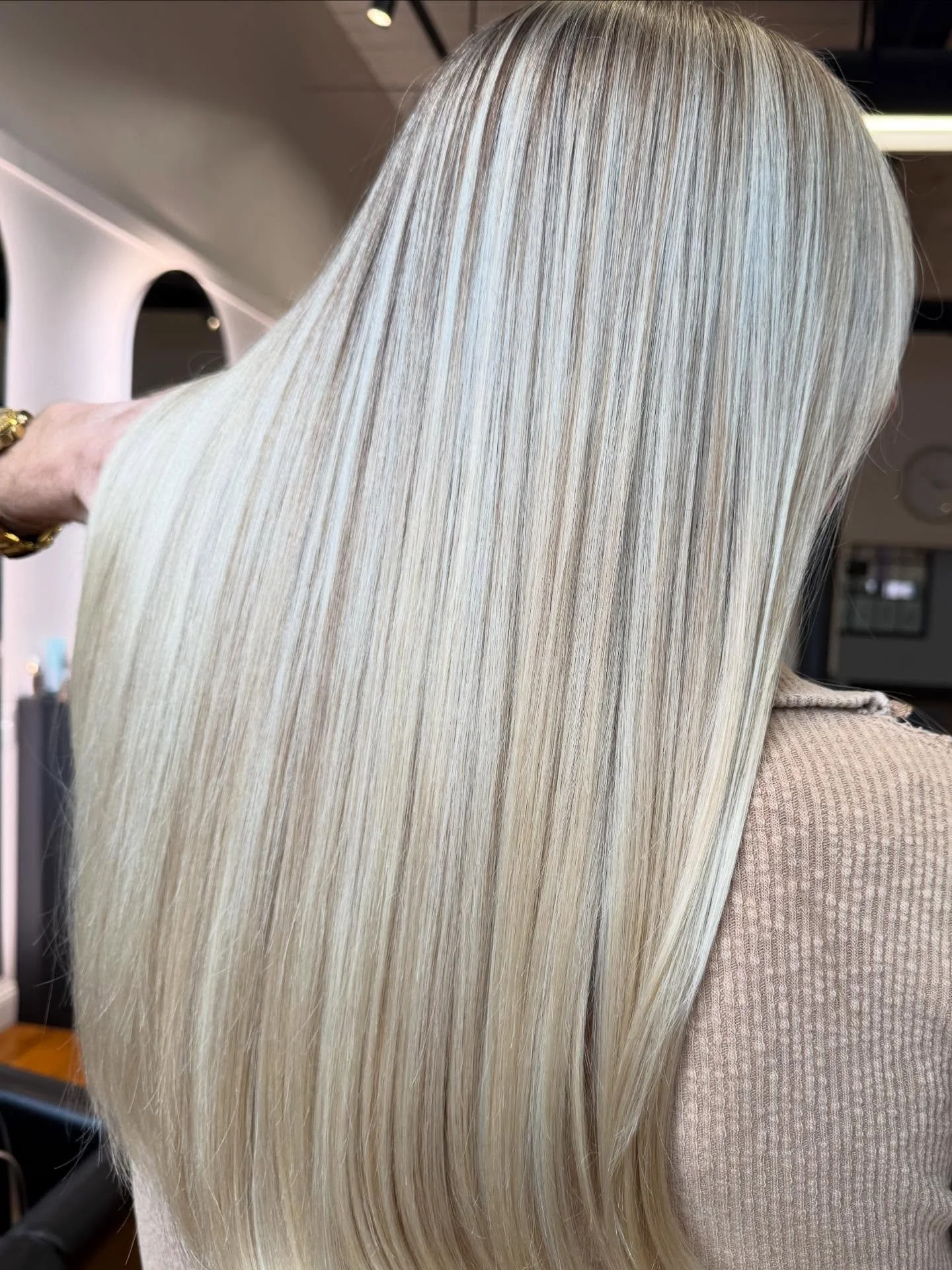 Bold and blonde is @hewesofhair signature look
