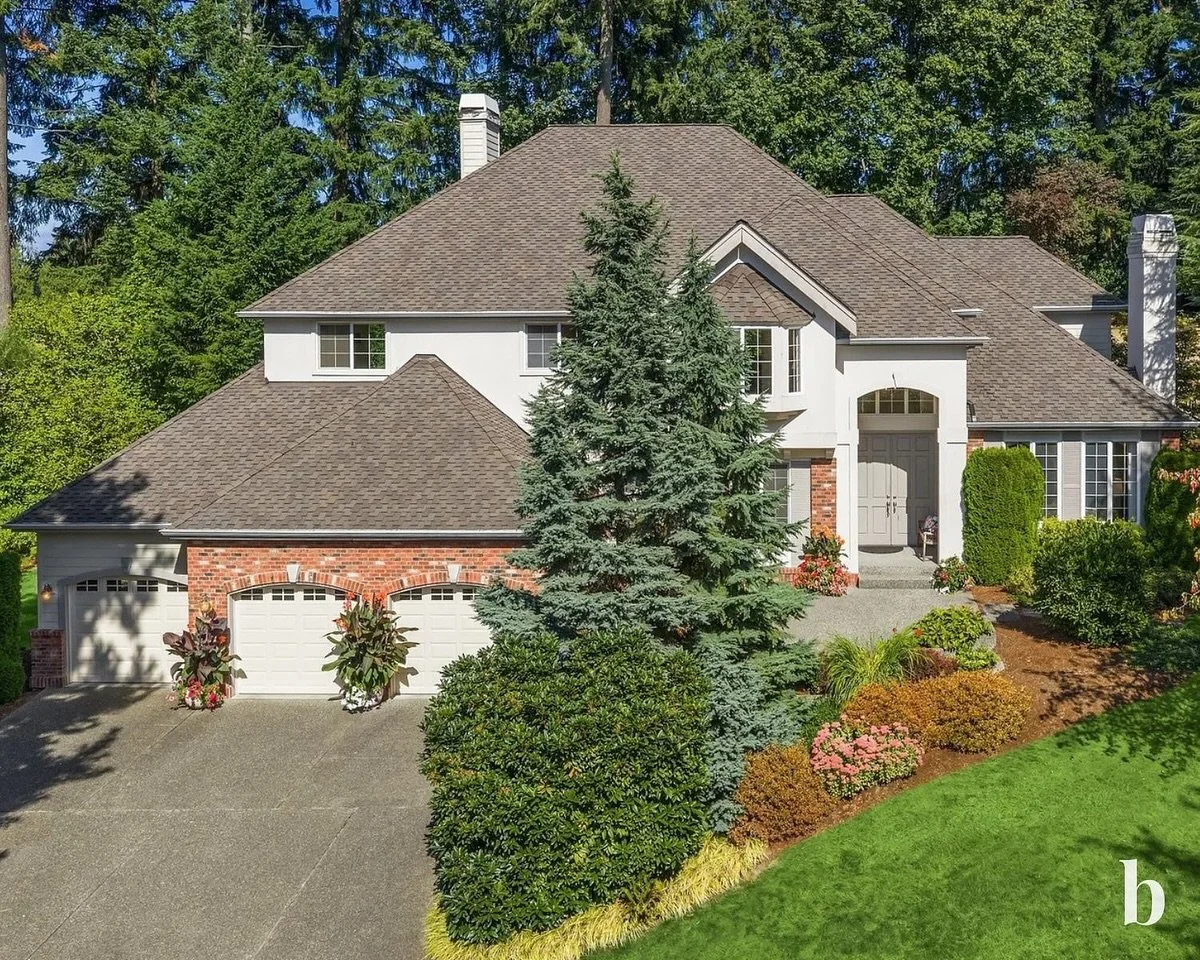 🌟 Immaculately maintained 4-bedroom home in Birchwood that blends warmth, style, and function! 🌟

 A dramatic circular staircase and vaulted ceilings set the tone for the open, light-filled layout. The updated gourmet kitchen features a large islan