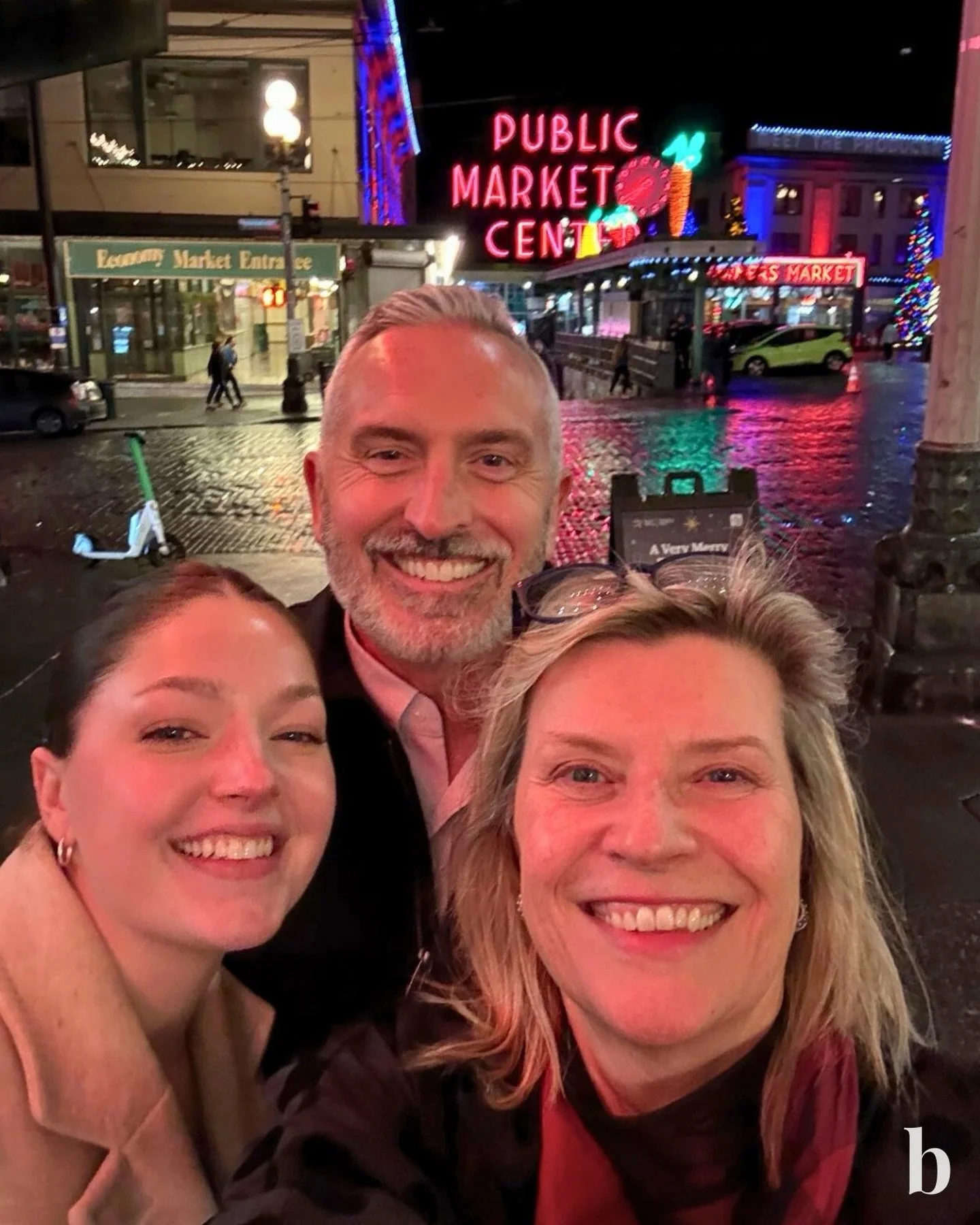 A holiday stroll through @pikeplacepublicmarket with the team. 🎄 Seattle feels especially magical this time of year. ✨

#seattle #pikeplacemarket #realestateteam #badgleyhomes #happyholidays
