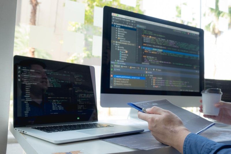 Comparing In-House vs Outsourced Security Services for IT