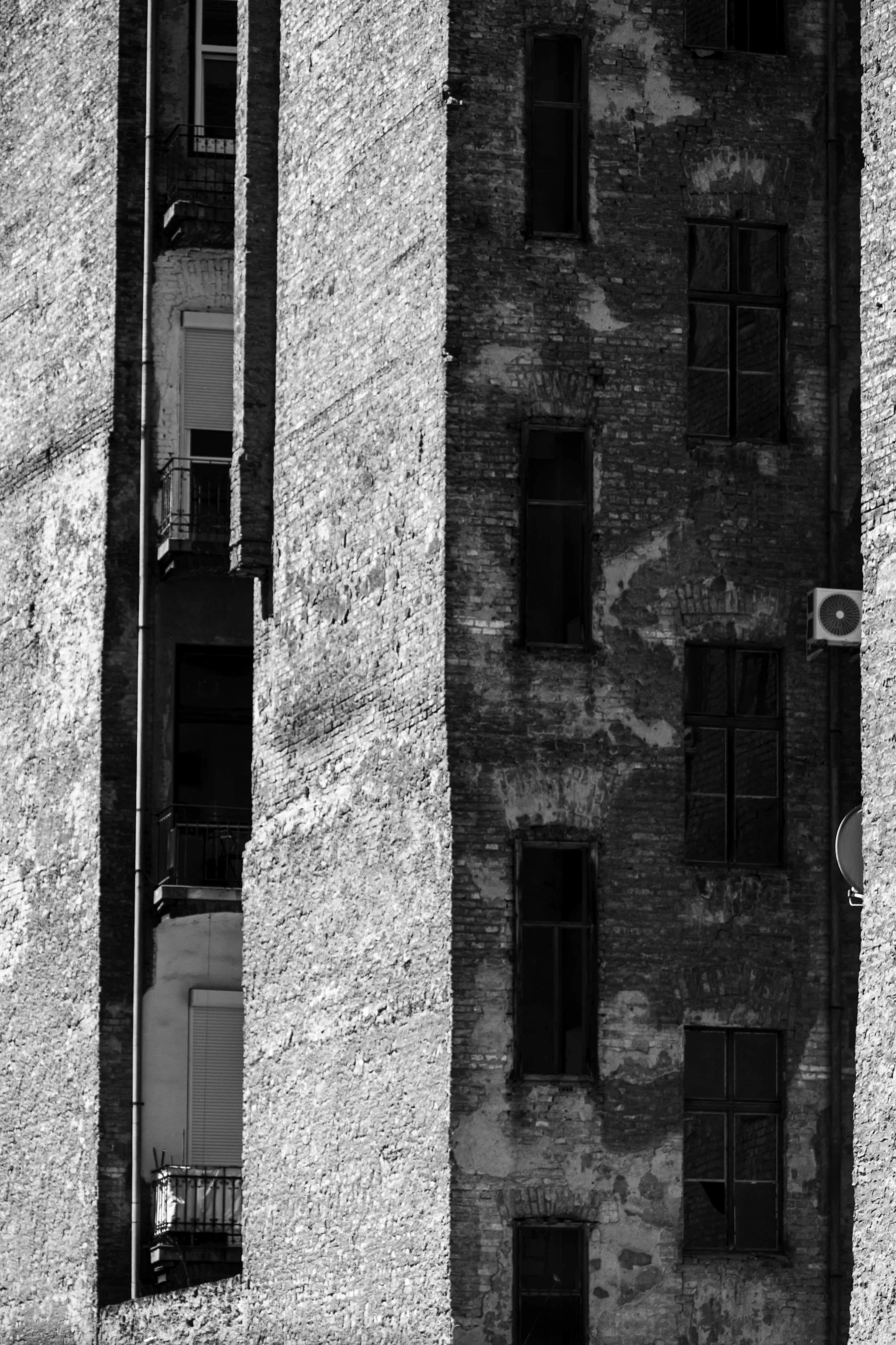 Elliott Peartree - Hangarian Apartments
