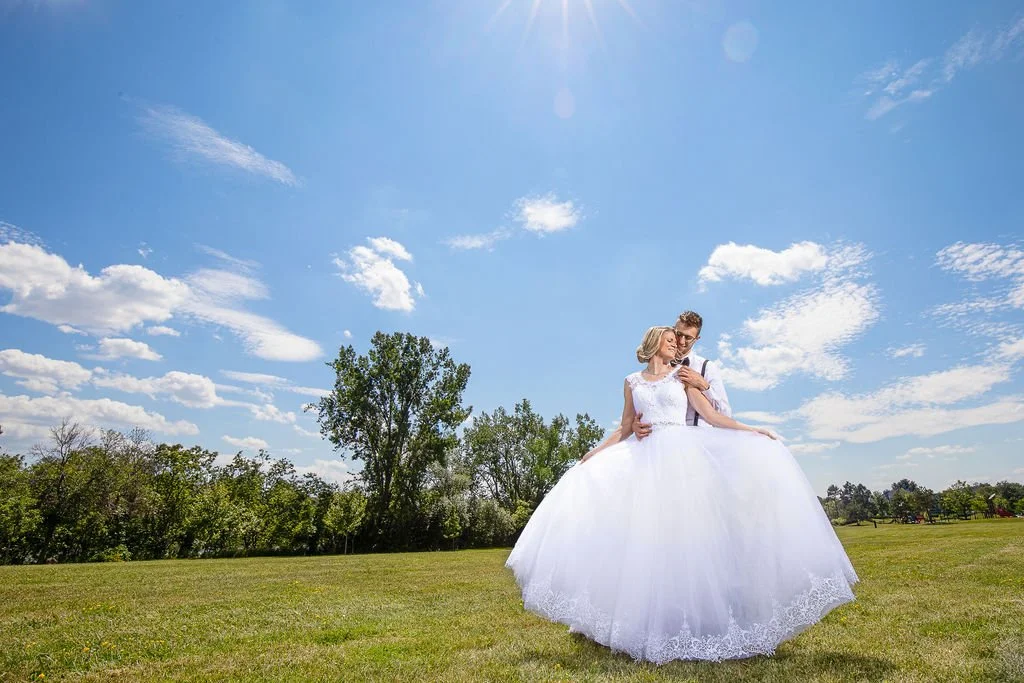 Wedding photography of a couple in their wedding day, in Montreal