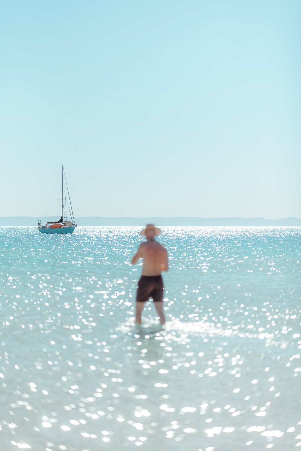 Ryan-Waneka-Photography-2022-La-Paz-Mexico-32-unfocused-tourist-playa-pichilingue.jpg