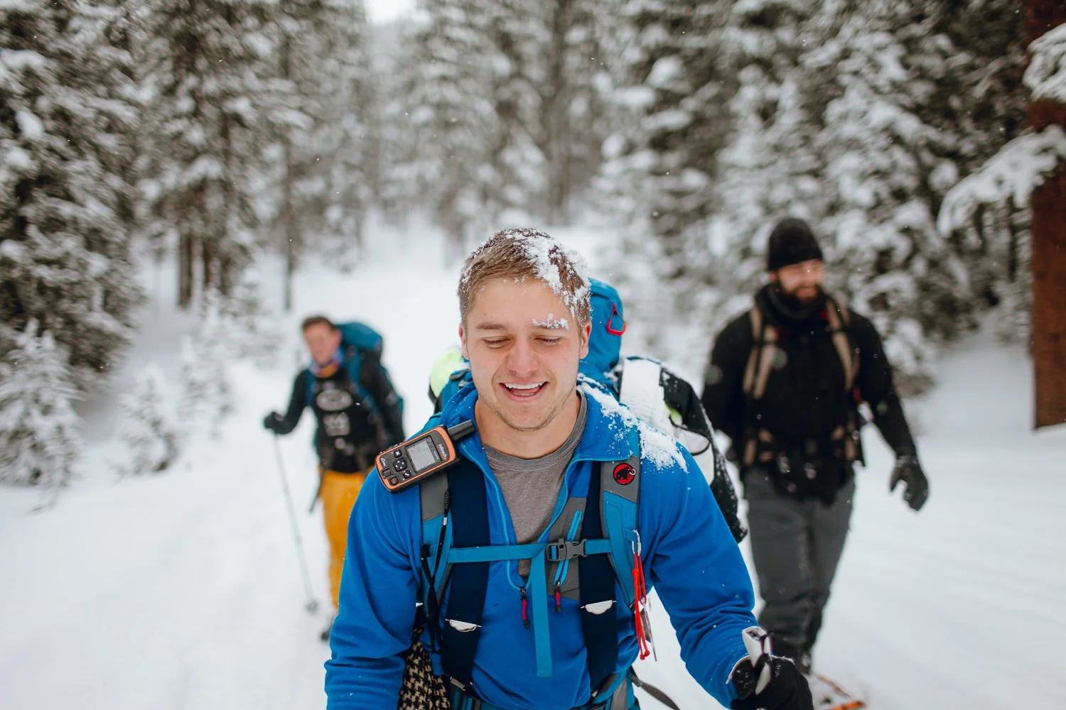Adventure portraitphotography near Breckenridge, Colorado - snowshoeing winter hut trip