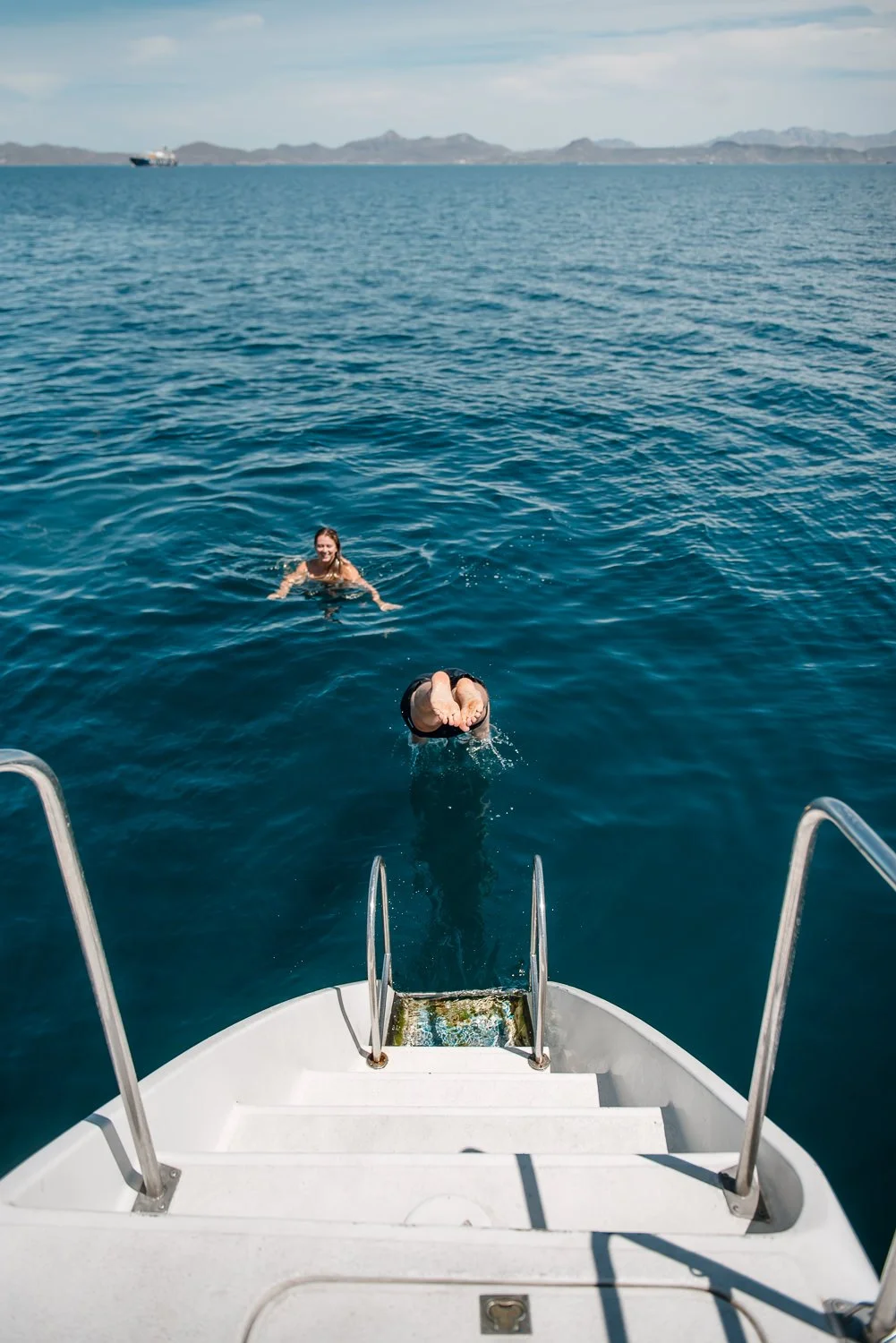 Ryan-Waneka-Photography-2022-La-Paz-Mexico-23-diving-off-boat.jpg