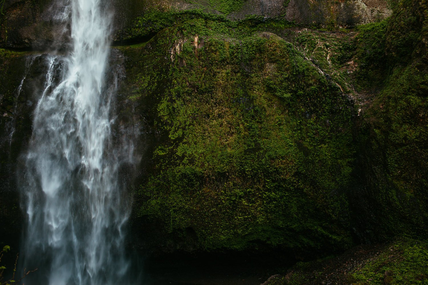 Professional travel photography at Multnomah Falls, Oregon