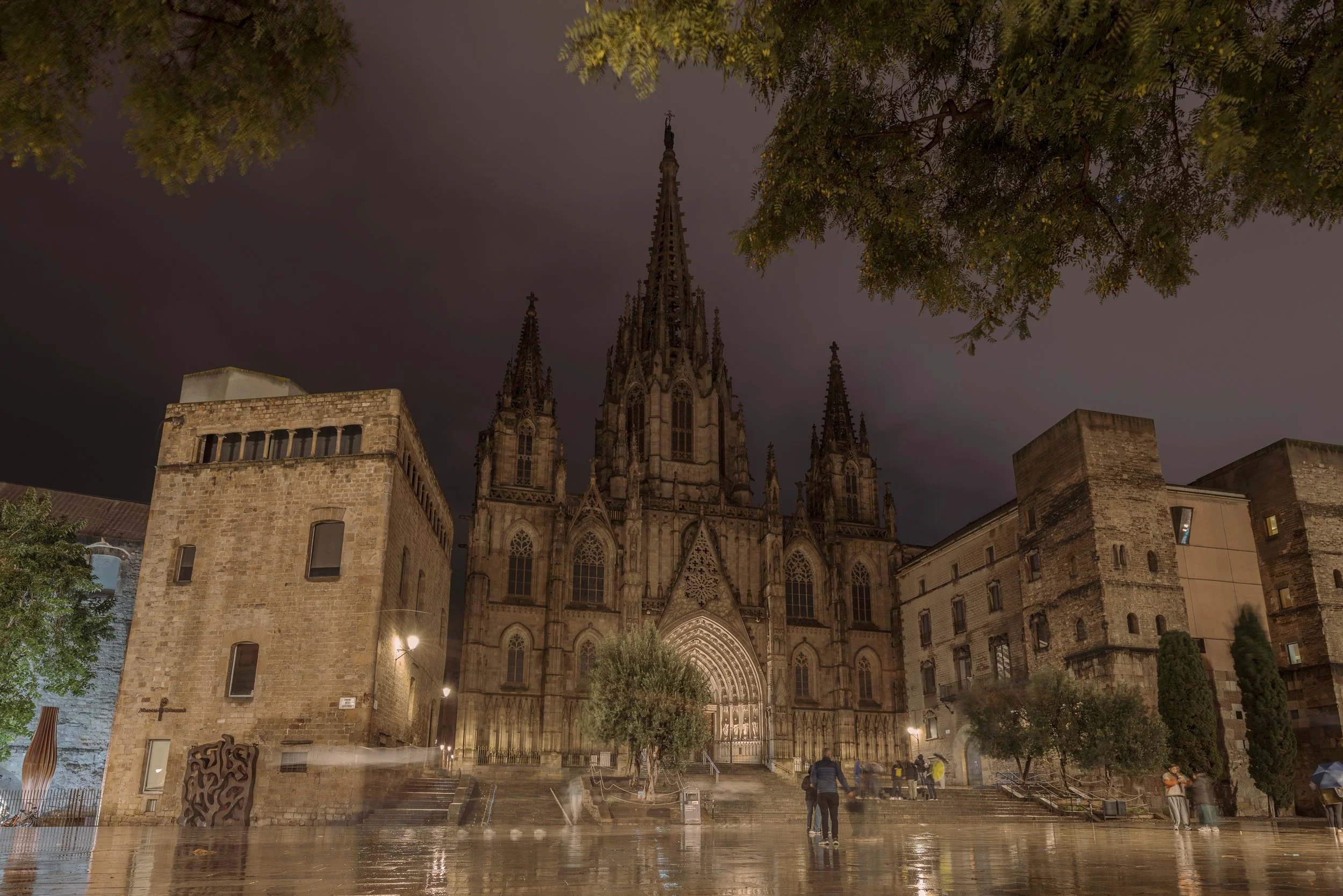 Barcelona -Cathedral night wide 2.jpg
