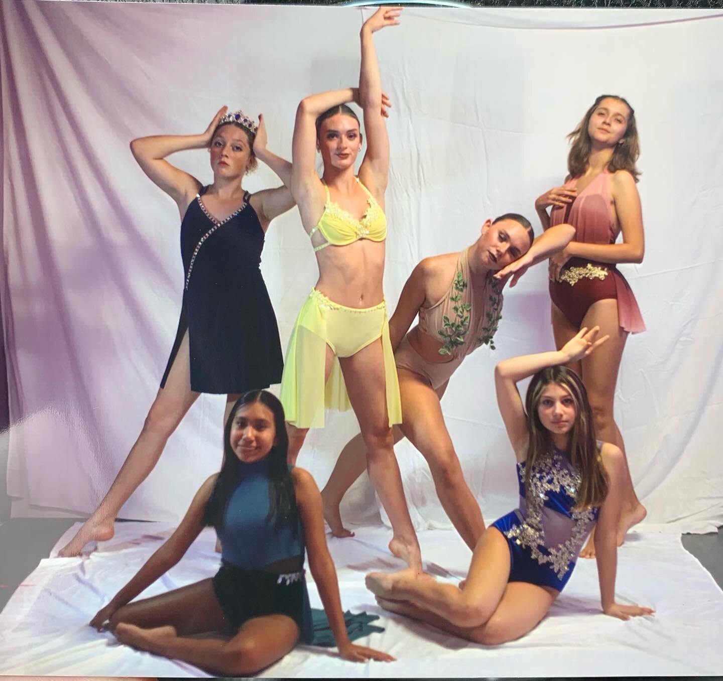 This picture of our teen division last fall ⭐️⭐️⭐️- taken with an IPHONE! They are just lovely! 

We love our teen division 💜

Spots available for Tuesday Teen classes for spring and summer online on our website thefamilydance.com

#teendance #semin