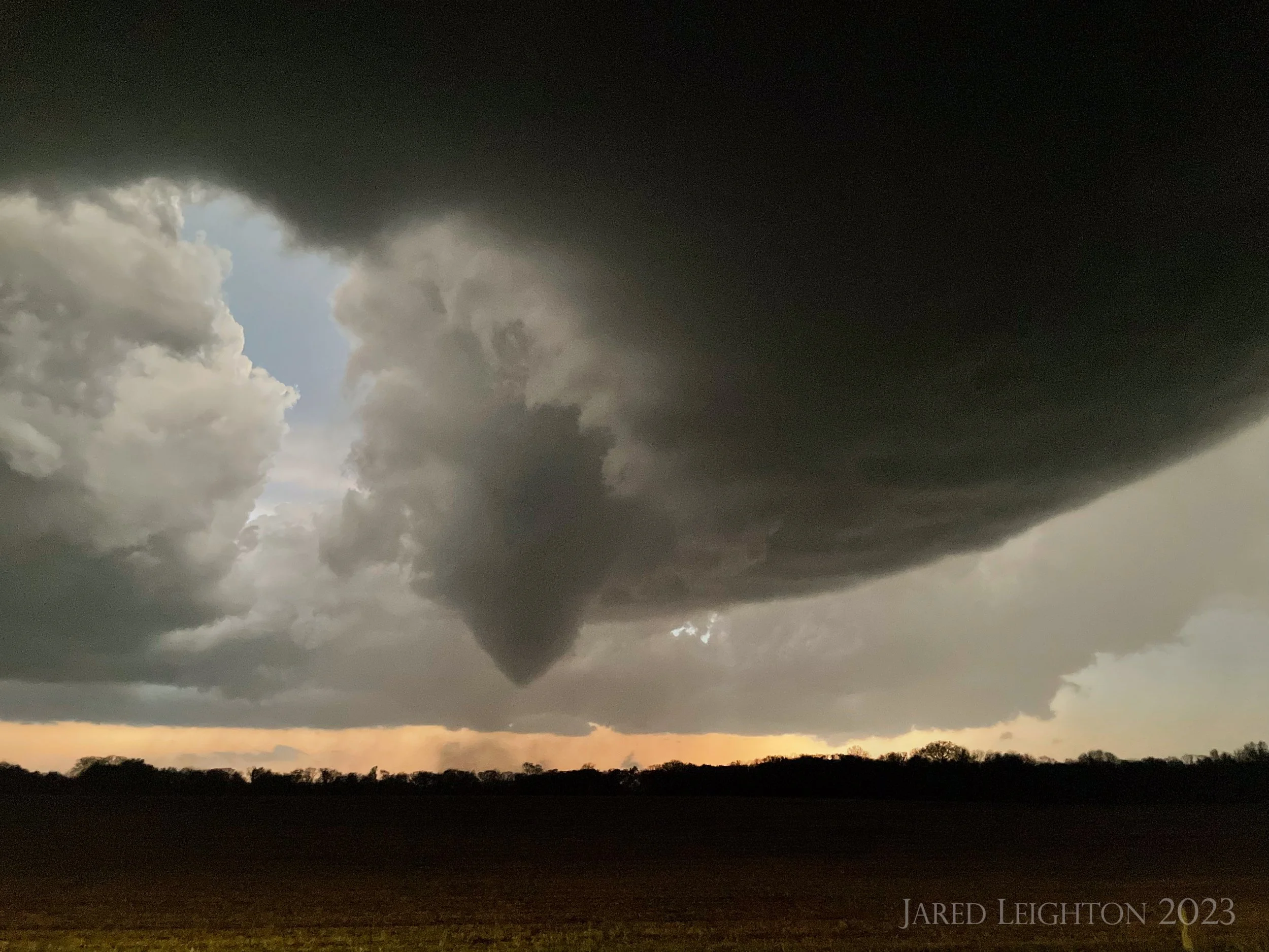 Tornado forming near Cottonwood Falls, Kansas